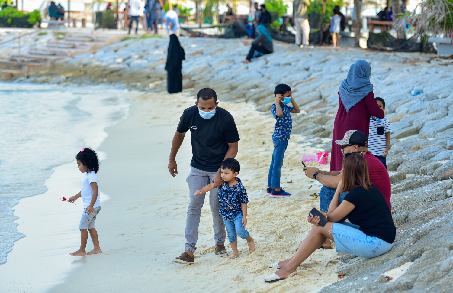 އާޓިފިޝަލް ބީޗުގައި ކުޑަކުދިންތަކެއް ކުޅެނީ: ކުދިން ބޭރަށް ނެރެ، ހަރަކާތްކުރުވުން މުހިންމު -- ފޮޓޯ: އަހުމަދު އަވްޝަން/ މިހާރު