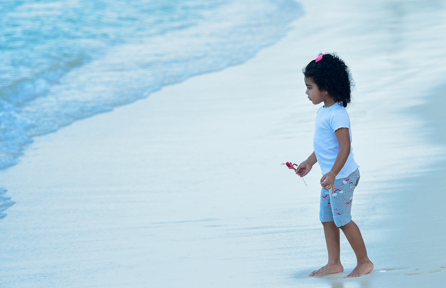 މާލެ: ޖޫން 15، 2020- ހެންވޭރު އާޓިފިޝަލް ބީޗް ސަރަހައްދަށް މޫދަށް އެރެން ދިޔަ ކުއްޖަކު ކުޅެނީ: މާލޭގައި އުޅޭ ކުޑަކުދިންނަށް މިއަދުން ފެށިގެން ބޭރުތެރެއަށް ނުކުމެވޭނީ ކޮންމެ ދުވަހެއްގެ ހަވީރު 4 ން 6 އަށް..---ފޮޓޯ: އަހުމަދު އަވްޝަން/މިހާރު