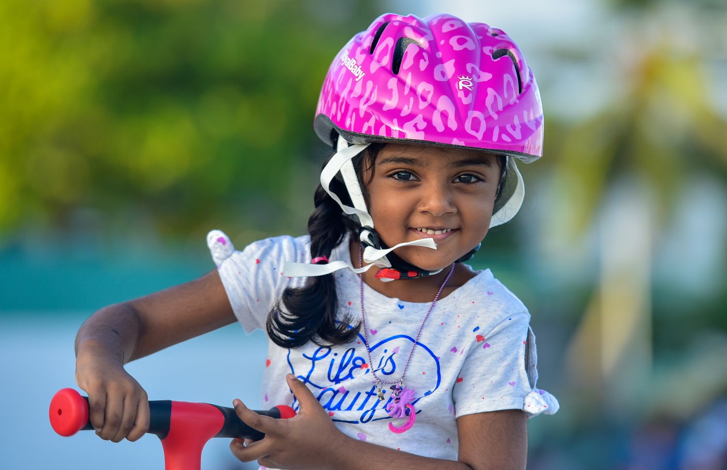 މާލެ: ޖޫން 15، 2020- ކޮވިޑް-19 އިން ރައްކާތެރިވުމަށް މާލެ ސަރަހައްދުގައި އިއުލާން ކޮށްފައިވާ ލޮކްޑައުން އަށް ދިން ލުޔާ އެކު، އުސްފަސްގަނޑު ސަރަހައްދަށް އާއިލާއާ އެކު ދިޔަ ކުޑަކުއްޖަކު ކުޅެނީ.---ފޮޓޯ: އަހުމަދު އަވްޝަން/މިހާރު