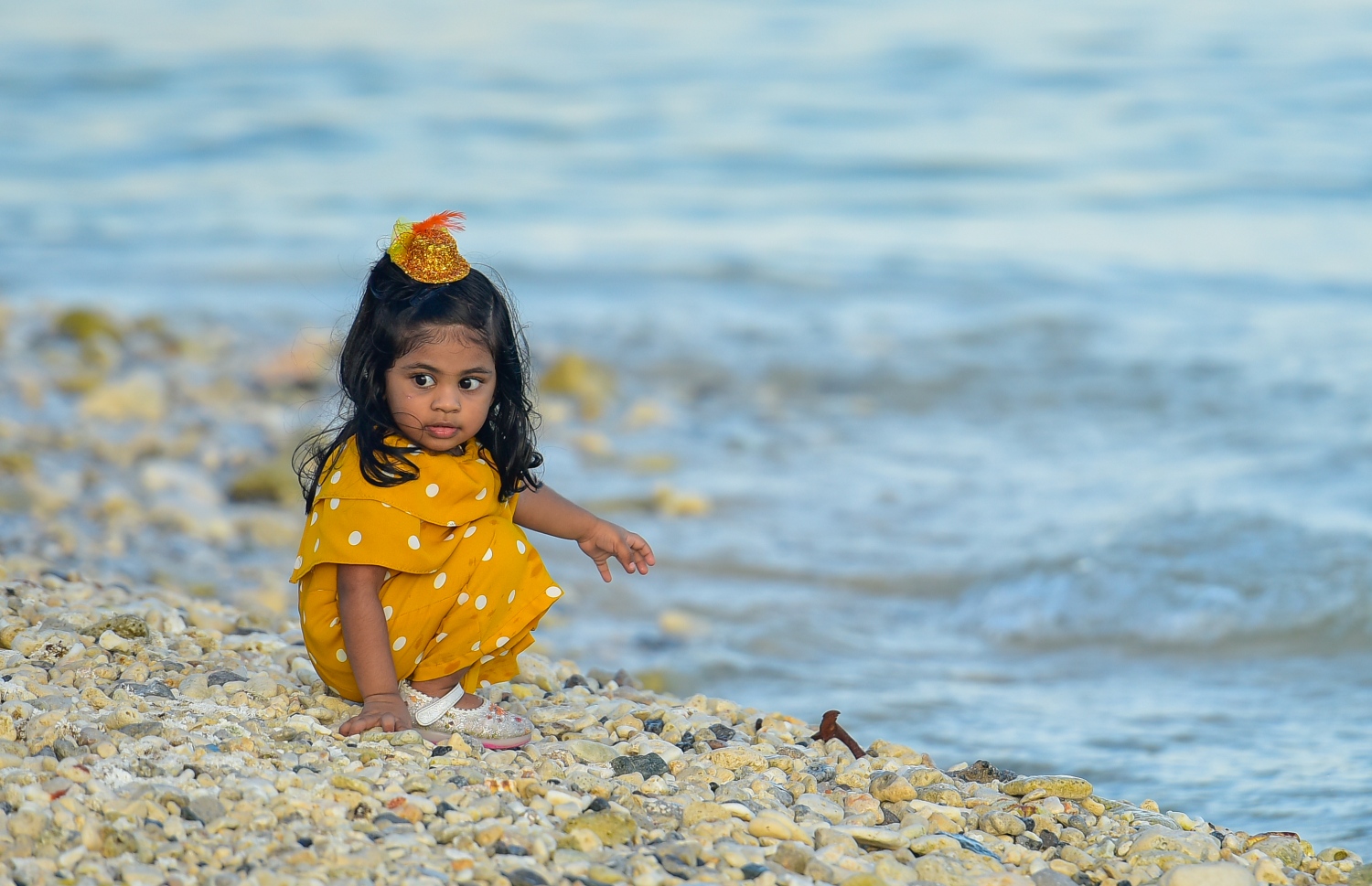 މާލެ: ޖޫން 15، 2020- މާލޭގެ ފަތާ ސަރަހައްދަށް އާއިލާއާ އެކު ދިޔަ ކުޑަކުއްޖަކު އިށީނދެލައިގެން އިނދެ ކުޅެނީ.---ފޮޓޯ: އަހުމަދު އަވްޝަން/މިހާރު