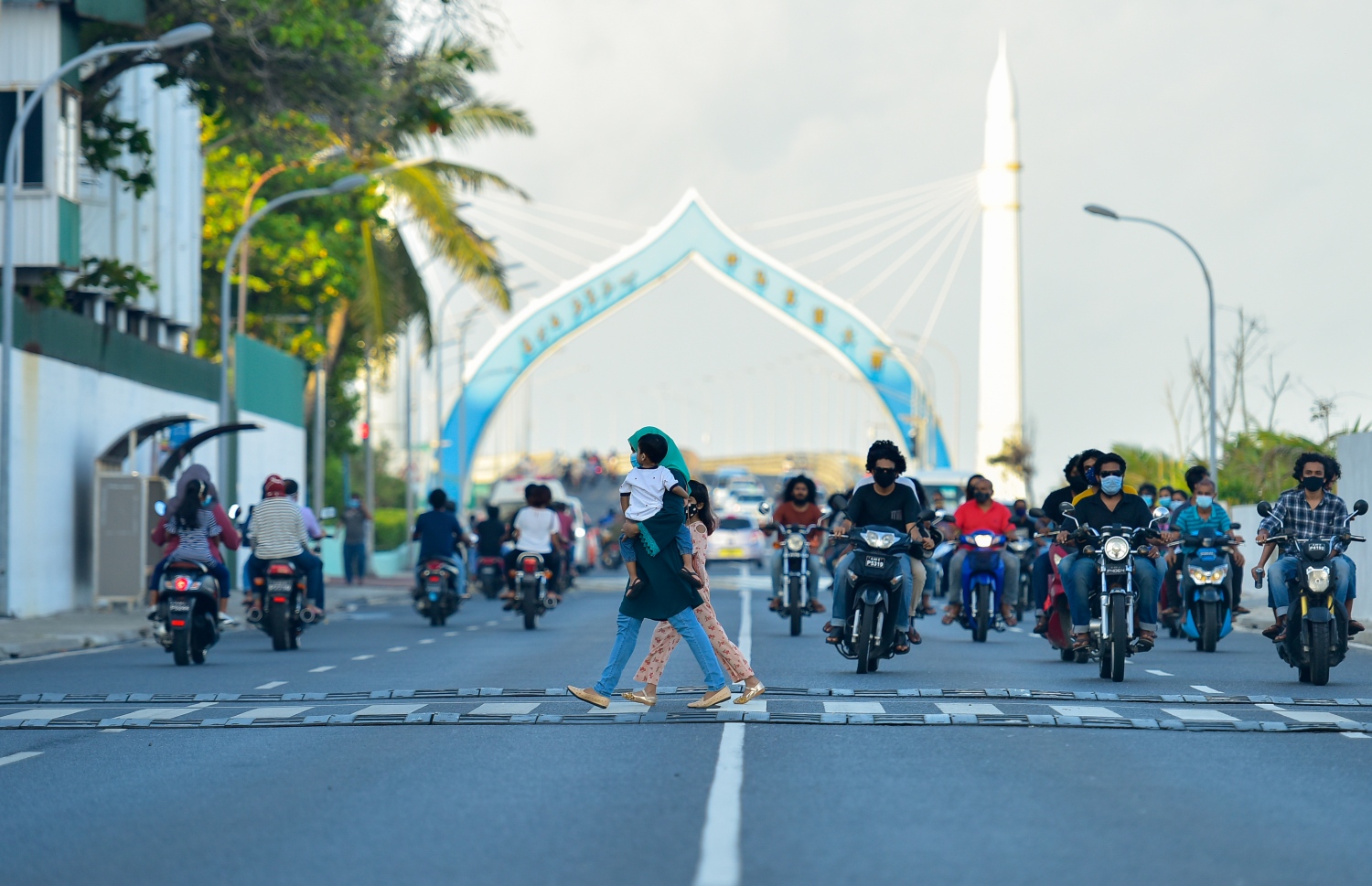 ދެ މަސް ދުވަހުގެ ލޮކްޑައުންއަކަށް ފަހު، ތުއްތު ކުއްޖަކު އުރާލައިގެން މީހަކު ދަނީ: ކުދިންނަށް ކިޔަވައިދިނުމުގައި ތަފާތު އުކުޅުތައް ބޭނުންކުރަން ޖެހޭ --ފޮޓޯ: އަހުމަދު އަވްޝަން/މިހާރު