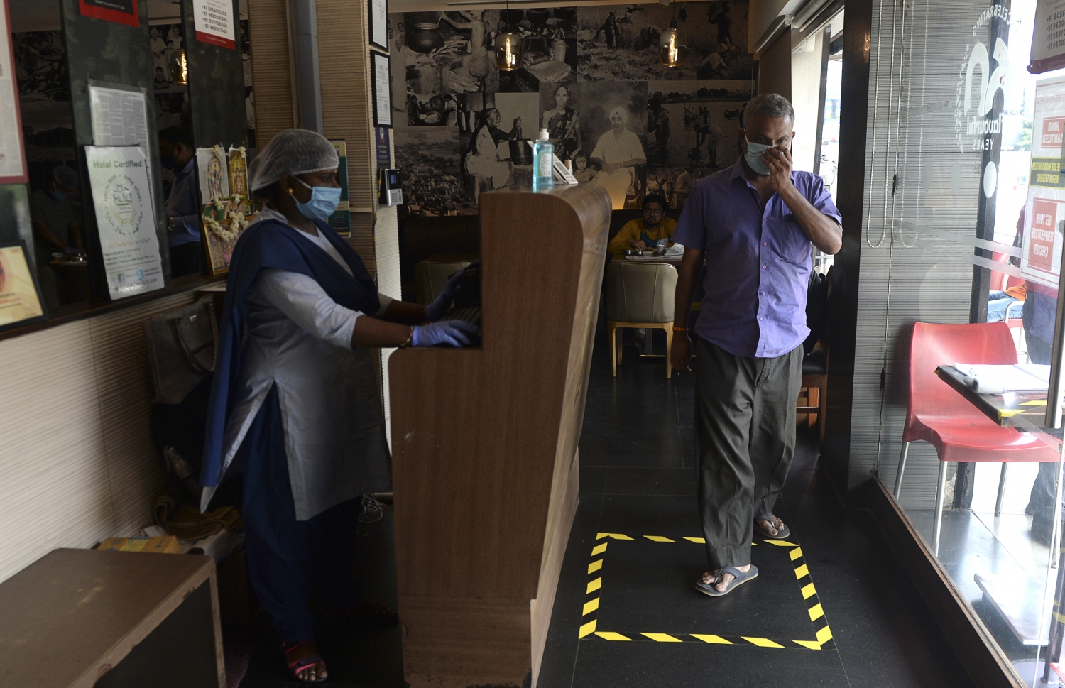 ޗެންނާއީގެ ރެސްޓޯރެންޓަކަށް ކަސްޓަމަރުން ވަންނަނީ: މިދިޔަ ހަފުތާގެ ހޯމަ ދުވަހުން ފެށިގެން ޗެންނާއީގެ މޯލްތަކާއި ރެސްޓޯރެންޓްތައް ވަނީ ހުޅުވާފައި. --ފޮޓޯ:އޭއެފްޕީ