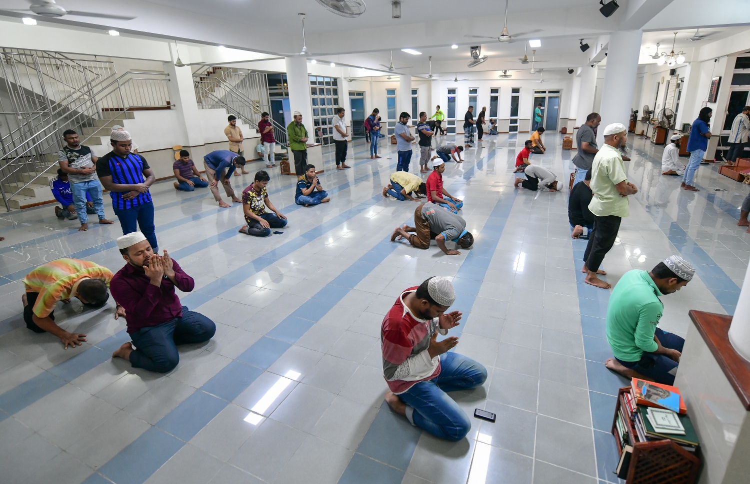 މާލެ: ޖޫން 17، 2020: ލޮކްޑައުންއަށް ފަހު މާލެ އާއި ވިލިމާލެ އާއި ހުޅުމާލޭގެ މިސްކިތްތައް ހުޅުވާލުން: މިސްކިތްތައް ހުޅުވާލި ނަމަވެސް ޖަމާއަތުގައި ނަމާދު ނުކުރެވޭނެ ކަމަށް އިސްލާމިކް މިނިސްޓްރީ އިން ވަނީ އަންގާފައި.-- ފޮޓޯ: ނިޝާން އަލީ / މިހާރު