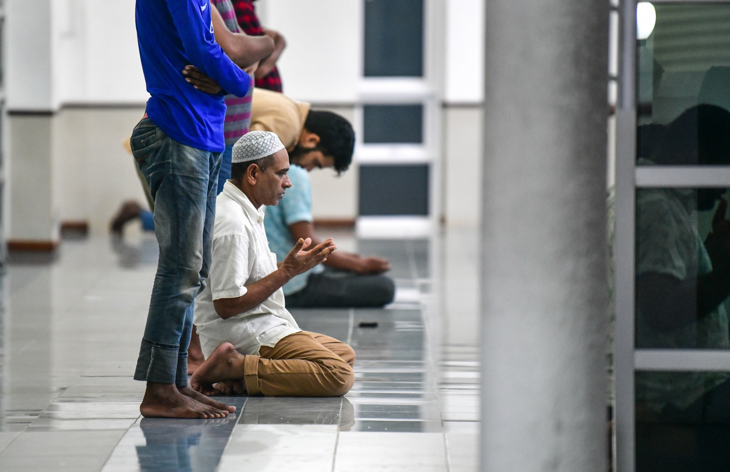 މާލެ: ޖޫން 17، 2020: ލޮކްޑައުންއަށް ފަހު މާލެ އާއި ވިލިމާލެ އާއި ހުޅުމާލޭގެ މިސްކިތްތައް ހުޅުވާލުން: މިސްކިތްތައް ހުޅުވާލި ނަމަވެސް ޖަމާއަތުގައި ނަމާދު ނުކުރެވޭނެ ކަމަށް އިސްލާމިކް މިނިސްޓްރީ އިން ވަނީ އަންގާފައި.-- ފޮޓޯ: ނިޝާން އަލީ / މިހާރު