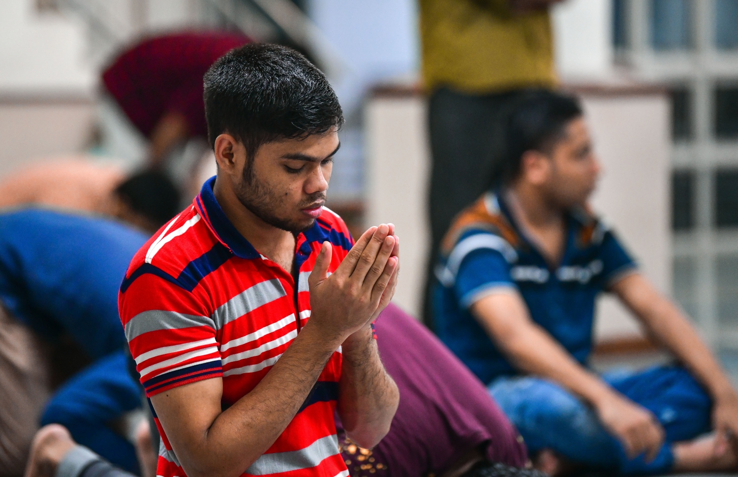 މާލެ: ޖޫން 17، 2020: ލޮކްޑައުންއަށް ފަހު މާލެ އާއި ވިލިމާލެ އާއި ހުޅުމާލޭގެ މިސްކިތްތައް ހުޅުވާލުން: މިސްކިތްތައް ހުޅުވާލި ނަމަވެސް ޖަމާއަތުގައި ނަމާދު ނުކުރެވޭނެ ކަމަށް އިސްލާމިކް މިނިސްޓްރީ އިން ވަނީ އަންގާފައި.-- ފޮޓޯ: ނިޝާން އަލީ / މިހާރު