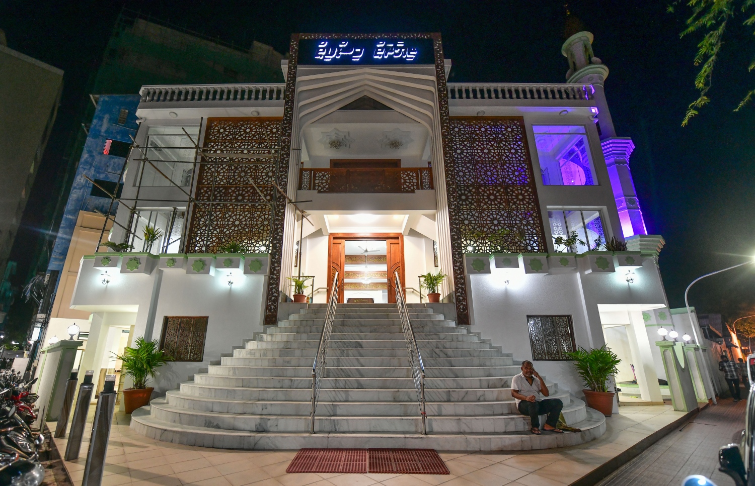 މާލެ: ޖޫން 17، 2020: ލޮކްޑައުންއަށް ފަހު މާލެ އާއި ވިލިމާލެ އާއި ހުޅުމާލޭގެ މިސްކިތްތައް ހުޅުވާލުން: މިސްކިތްތައް ހުޅުވާލި ނަމަވެސް ޖަމާއަތުގައި ނަމާދު ނުކުރެވޭނެ ކަމަށް އިސްލާމިކް މިނިސްޓްރީ އިން ވަނީ އަންގާފައި.-- ފޮޓޯ: ނިޝާން އަލީ / މިހާރު