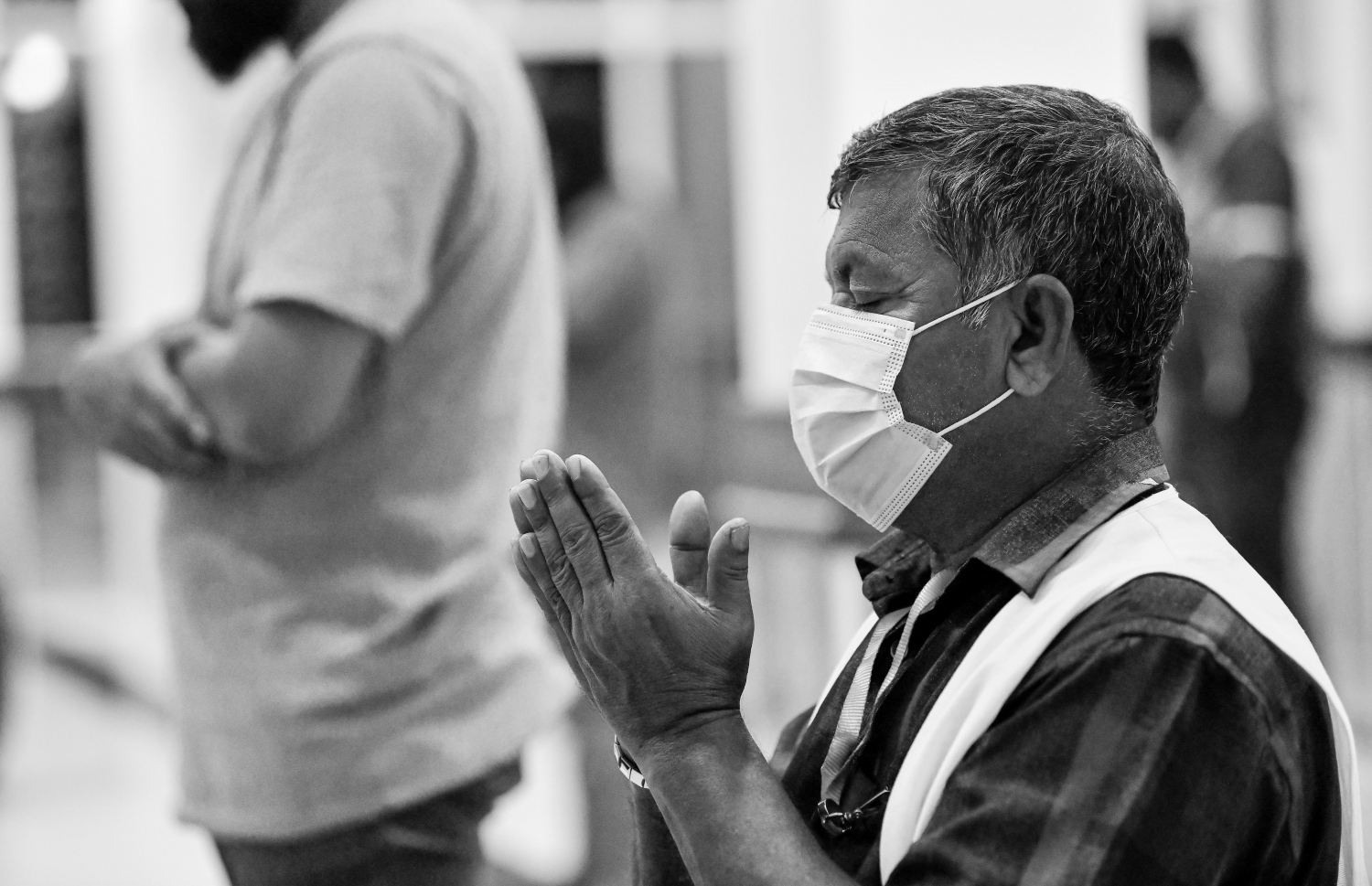 މާލެ: ޖޫން 17، 2020: ލޮކްޑައުންއަށް ފަހު މާލެ އާއި ވިލިމާލެ އާއި ހުޅުމާލޭގެ މިސްކިތްތައް ހުޅުވާލުން: މިސްކިތްތައް ހުޅުވާލި ނަމަވެސް ޖަމާއަތުގައި ނަމާދު ނުކުރެވޭނެ ކަމަށް އިސްލާމިކް މިނިސްޓްރީ އިން ވަނީ އަންގާފައި.-- ފޮޓޯ: ނިޝާން އަލީ / މިހާރު