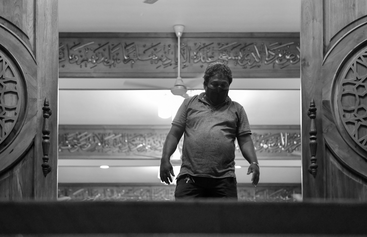 މާލެ: ޖޫން 17، 2020: ލޮކްޑައުންއަށް ފަހު މާލެ އާއި ވިލިމާލެ އާއި ހުޅުމާލޭގެ މިސްކިތްތައް ހުޅުވާލުން: މިސްކިތްތައް ހުޅުވާލި ނަމަވެސް ޖަމާއަތުގައި ނަމާދު ނުކުރެވޭނެ ކަމަށް އިސްލާމިކް މިނިސްޓްރީ އިން ވަނީ އަންގާފައި.-- ފޮޓޯ: ނިޝާން އަލީ / މިހާރު