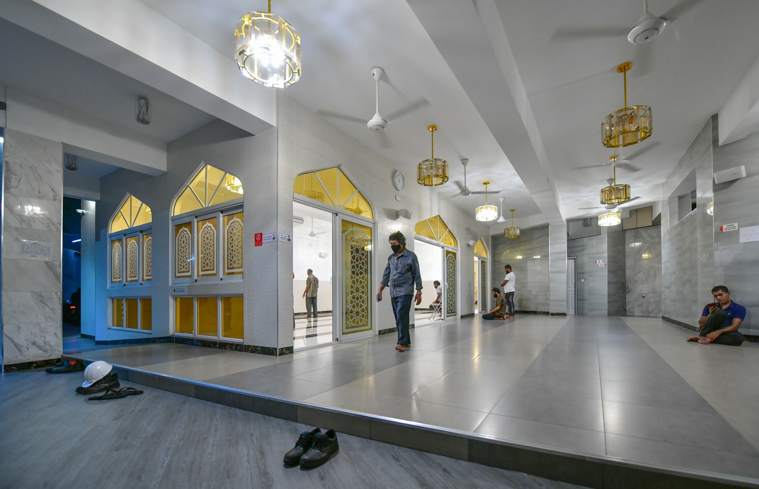 މާލެ: ޖޫން 17، 2020: ލޮކްޑައުންއަށް ފަހު މާލެ އާއި ވިލިމާލެ އާއި ހުޅުމާލޭގެ މިސްކިތްތައް ހުޅުވާލުން: މިސްކިތްތައް ހުޅުވާލި ނަމަވެސް ޖަމާއަތުގައި ނަމާދު ނުކުރެވޭނެ ކަމަށް އިސްލާމިކް މިނިސްޓްރީ އިން ވަނީ އަންގާފައި.-- ފޮޓޯ: ނިޝާން އަލީ / މިހާރު