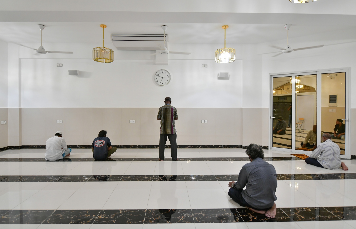 މާލެ: ޖޫން 17، 2020: ލޮކްޑައުންއަށް ފަހު މާލެ އާއި ވިލިމާލެ އާއި ހުޅުމާލޭގެ މިސްކިތްތައް ހުޅުވާލުން: މިސްކިތްތައް ހުޅުވާލި ނަމަވެސް ޖަމާއަތުގައި ނަމާދު ނުކުރެވޭނެ ކަމަށް އިސްލާމިކް މިނިސްޓްރީ އިން ވަނީ އަންގާފައި.-- ފޮޓޯ: ނިޝާން އަލީ / މިހާރު