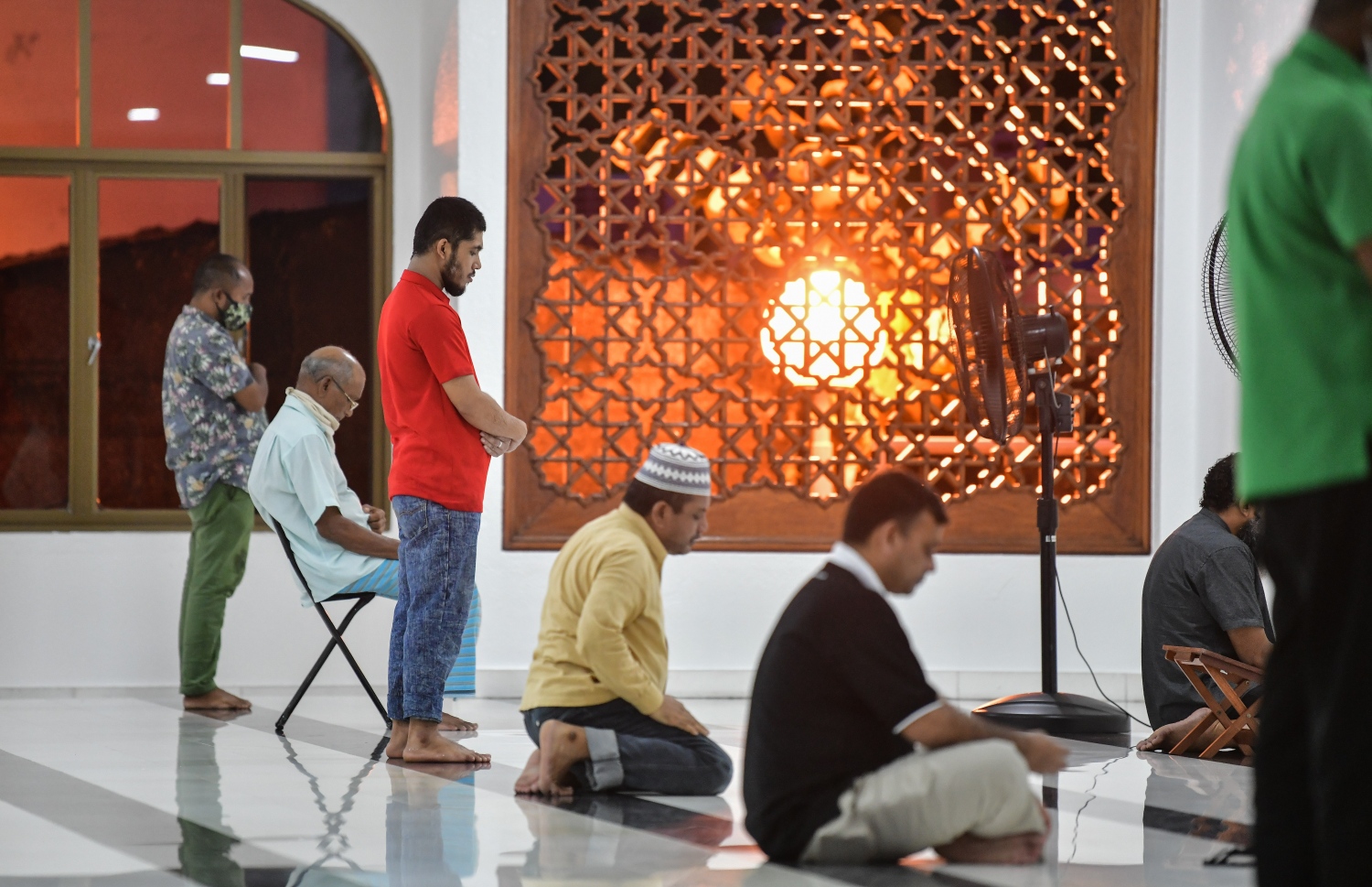 މާލެ: ޖޫން 17، 2020: ލޮކްޑައުންއަށް ފަހު މާލެ އާއި ވިލިމާލެ އާއި ހުޅުމާލޭގެ މިސްކިތްތައް ހުޅުވާލުން: މިސްކިތްތައް ހުޅުވާލި ނަމަވެސް ޖަމާއަތުގައި ނަމާދު ނުކުރެވޭނެ ކަމަށް އިސްލާމިކް މިނިސްޓްރީ އިން ވަނީ އަންގާފައި.-- ފޮޓޯ: ނިޝާން އަލީ / މިހާރު