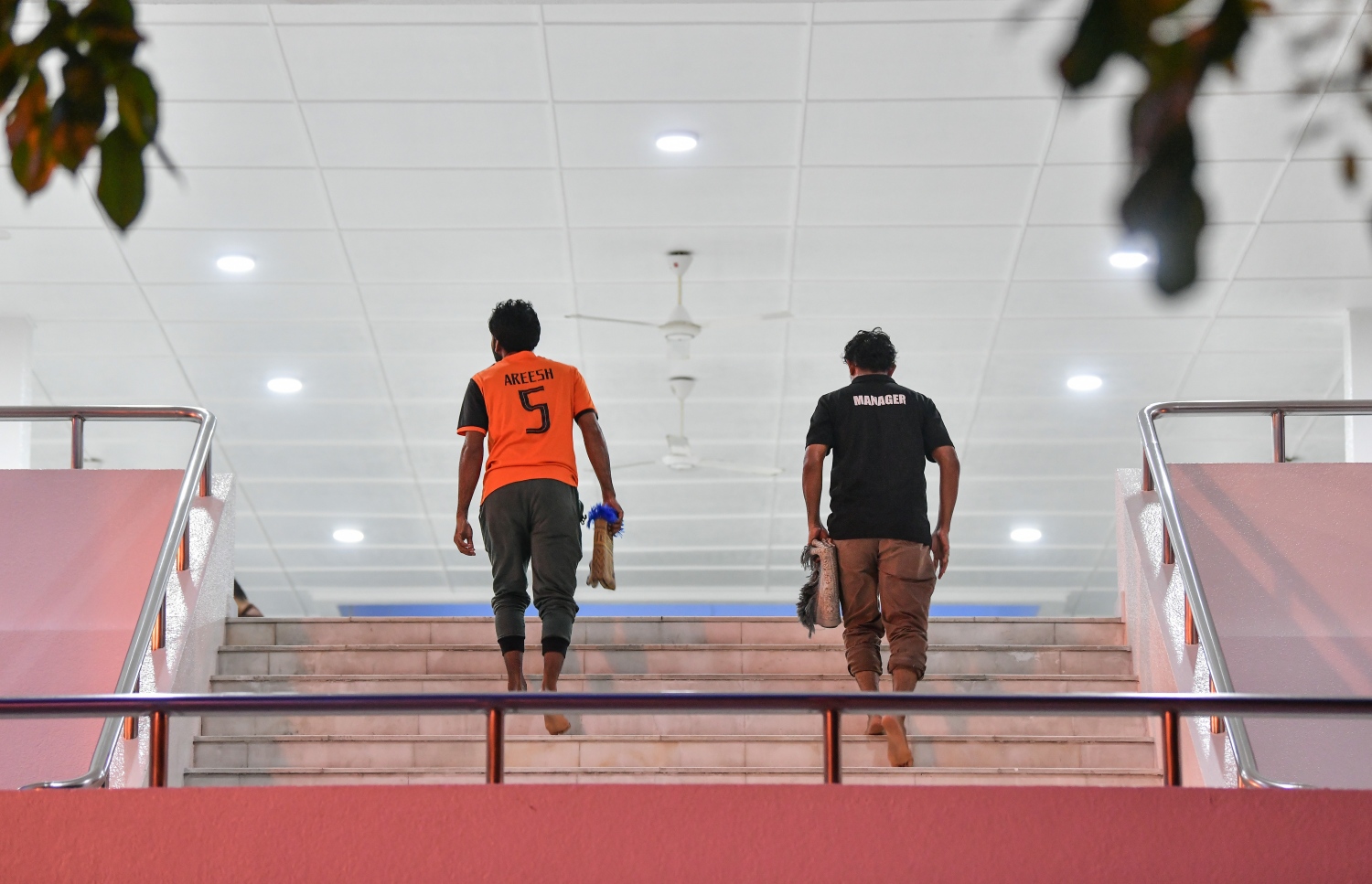 މާލެ: ޖޫން 17، 2020: ލޮކްޑައުންއަށް ފަހު މާލެ އާއި ވިލިމާލެ އާއި ހުޅުމާލޭގެ މިސްކިތްތައް ހުޅުވާލުން: މިސްކިތްތައް ހުޅުވާލި ނަމަވެސް ޖަމާއަތުގައި ނަމާދު ނުކުރެވޭނެ ކަމަށް އިސްލާމިކް މިނިސްޓްރީ އިން ވަނީ އަންގާފައި.-- ފޮޓޯ: ނިޝާން އަލީ / މިހާރު