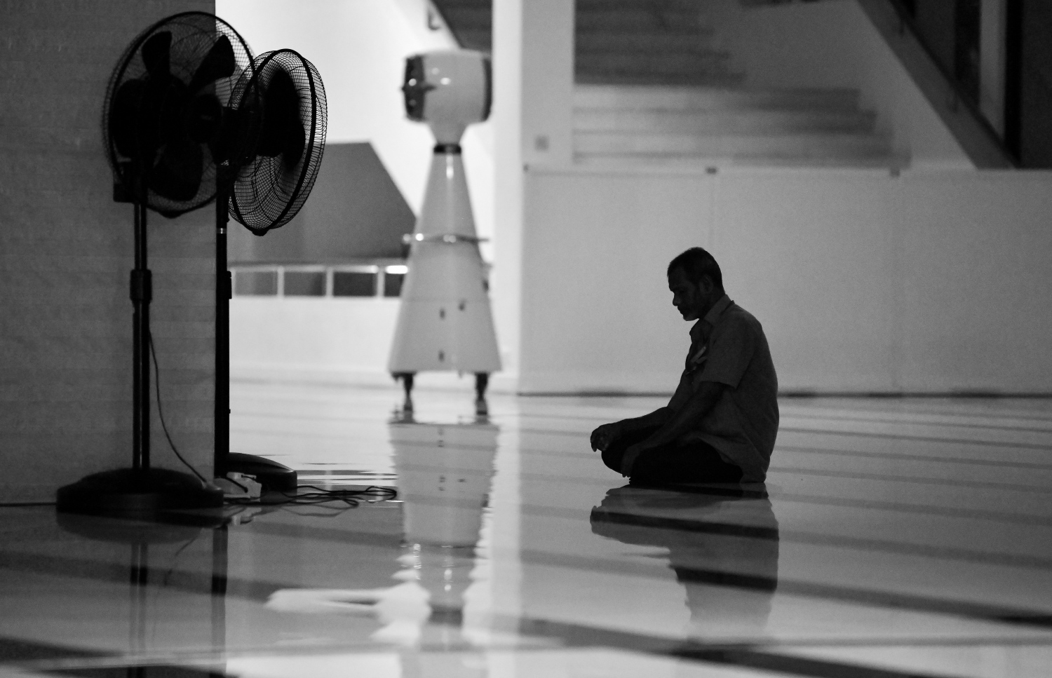 މާލެ: ޖޫން 17، 2020: ލޮކްޑައުންއަށް ފަހު މާލެ އާއި ވިލިމާލެ އާއި ހުޅުމާލޭގެ މިސްކިތްތައް ހުޅުވާލުން: މިސްކިތްތައް ހުޅުވާލި ނަމަވެސް ޖަމާއަތުގައި ނަމާދު ނުކުރެވޭނެ ކަމަށް އިސްލާމިކް މިނިސްޓްރީ އިން ވަނީ އަންގާފައި.-- ފޮޓޯ: ނިޝާން އަލީ / މިހާރު