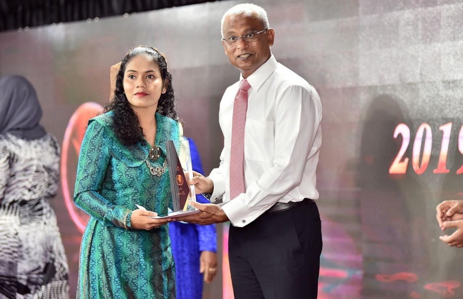 ނުކުޅެދުންތެރިކަން ހުންނަ މީހުންނާއި އެ ދާއިރާގައި މަސައްކަތް ކުރާ ފަރާތްތަކުގެ އަގު ވަޒަންކުރުމުގެ ގޮތުން ސަރުކާރުން ދޭ ރިވެލި އެވޯޑް، ރައީސް އިބްރާހިމް މުހައްމަދު ސޯލިހު ފާތުންއަށް ދެއްވަނީ