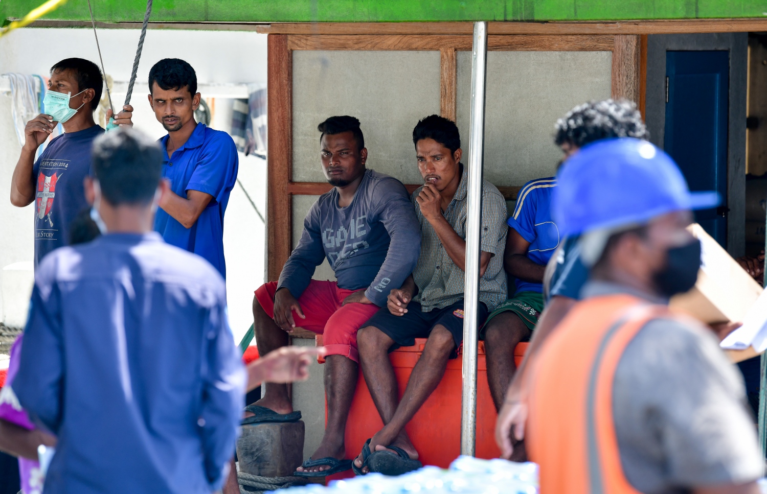 މާލޭގެ ފަޅުތެރޭގައި މިއަދު އޮތް މަސް ދޯންޏެއްގައި ތިބި ބަޔަކު މާސްކް ނާޅައި، ކޮވިޑް-19 އިން ރައްކާތެރިވުމުގެ އުސޫލާ ޚިލާފަށް ކައިރިކައިރީގައި.---ފޮޓޯ: ނިޝާން އަލީ/މިހާރު