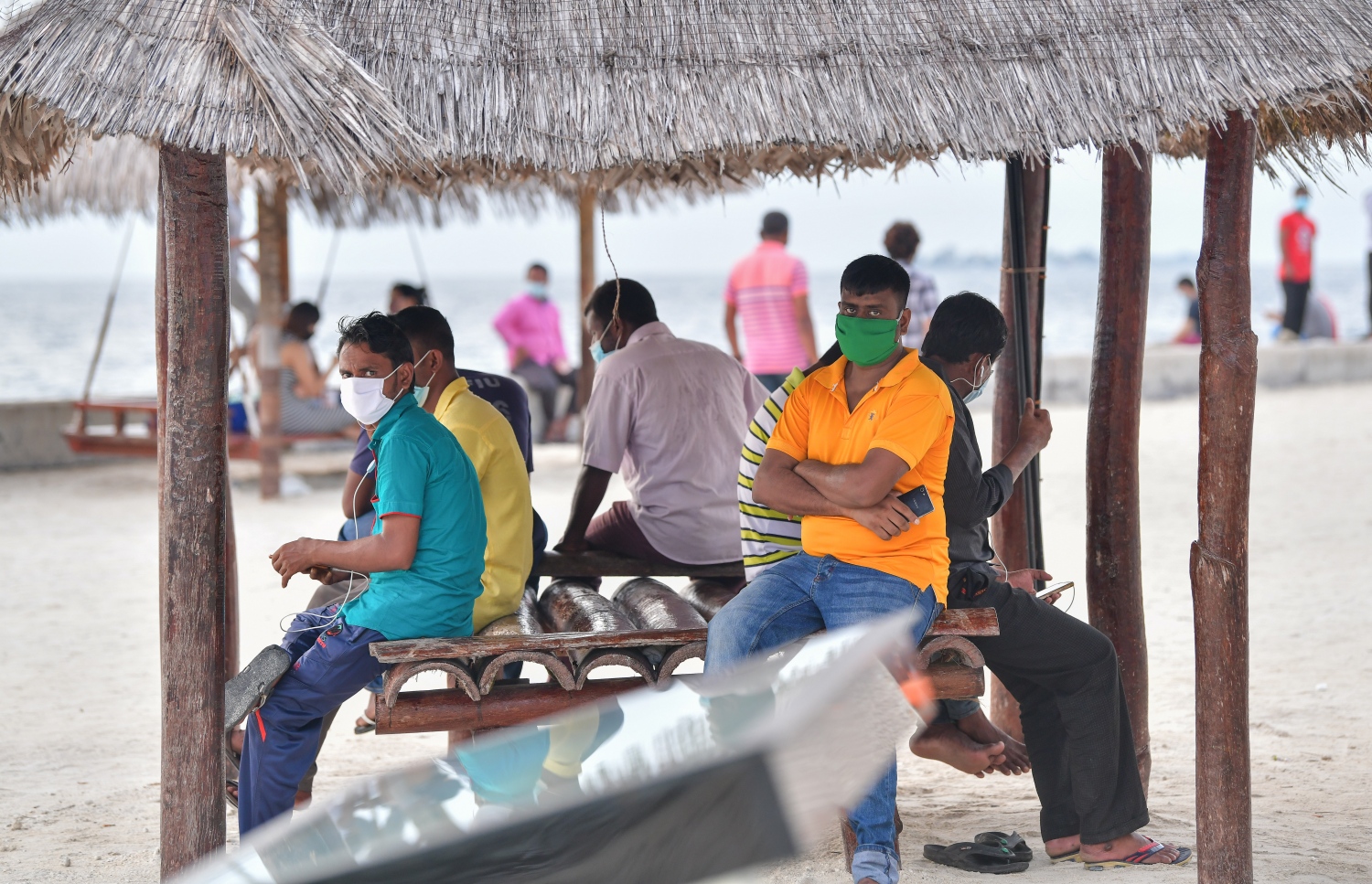 މާލެ: ޖޫން 21، 2020: މާލެ ސަރަހައްދަށް އިއުލާން ކޮށްފައިވާ ލޮކްޑައުން އަށް ލުޔެއް ދިނުމާއެކު، ރަސްފަންނު ސަރައްދުގައި ބިދޭސީންތަކެއް އެއްތަނެއްގައި އެއްވެސް ގައިދުރު ކުރުމެއް ނެތި މަޑުކޮށްލައިގެން.-- ފޮޓޯ: ނިޝާން އަލީ /މިހާރު