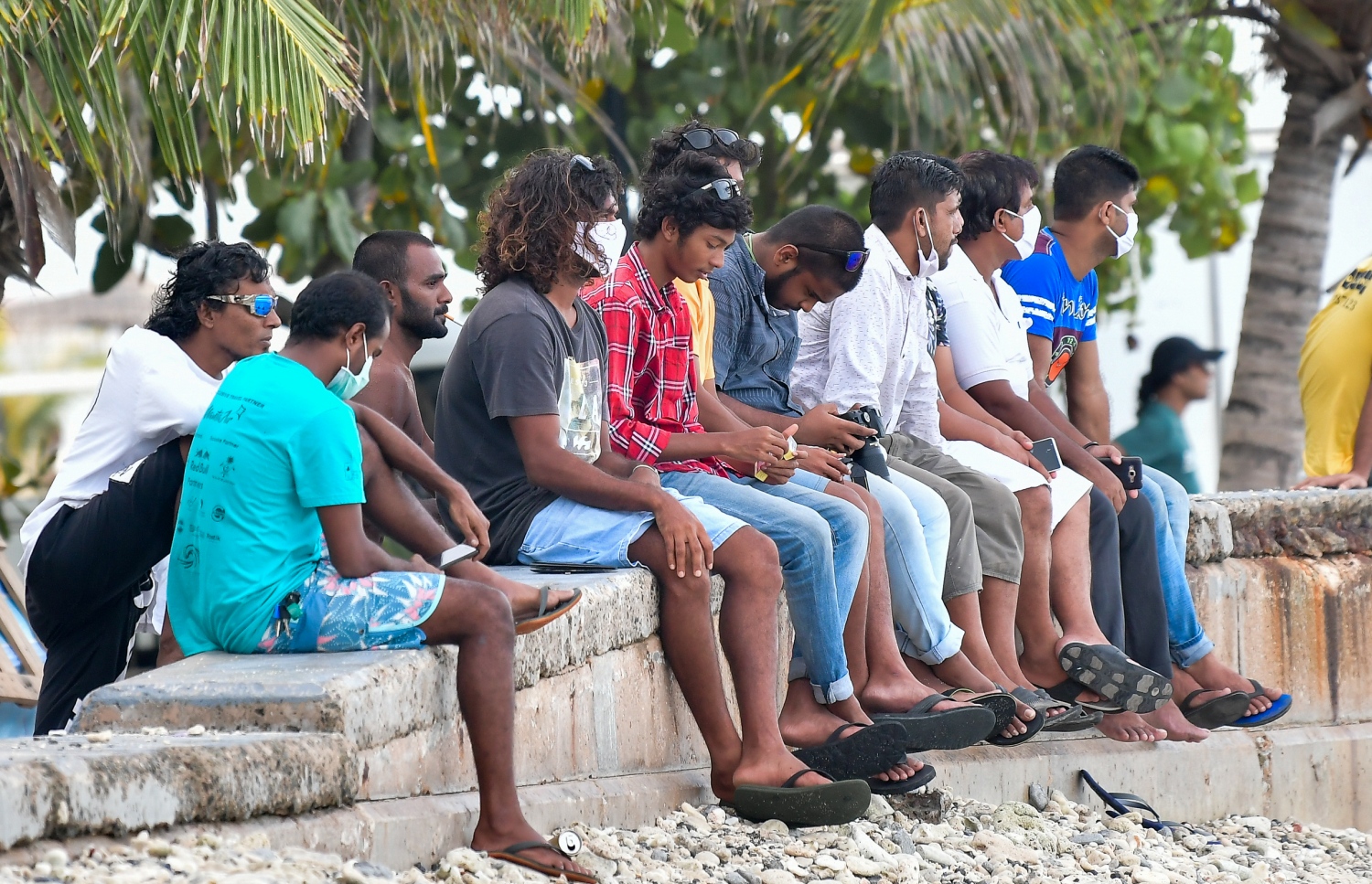 މާލެ: ޖޫން 21، 2020: މާލެ ސަރަހައްދަށް އިއުލާން ކޮށްފައިވާ ލޮކްޑައުން އަށް ލުޔެއް ދިނުމާއެކު، ރާޅުގަނޑު ސަރައްދުގައި ބަޔަކު އެއްތަނެއްގައި އެއްވެސް ގައިދުރު ކުރުމެއް ނެތި މަޑުކޮށްލައިގެން.-- ފޮޓޯ: ނިޝާން އަލީ /މިހާރު