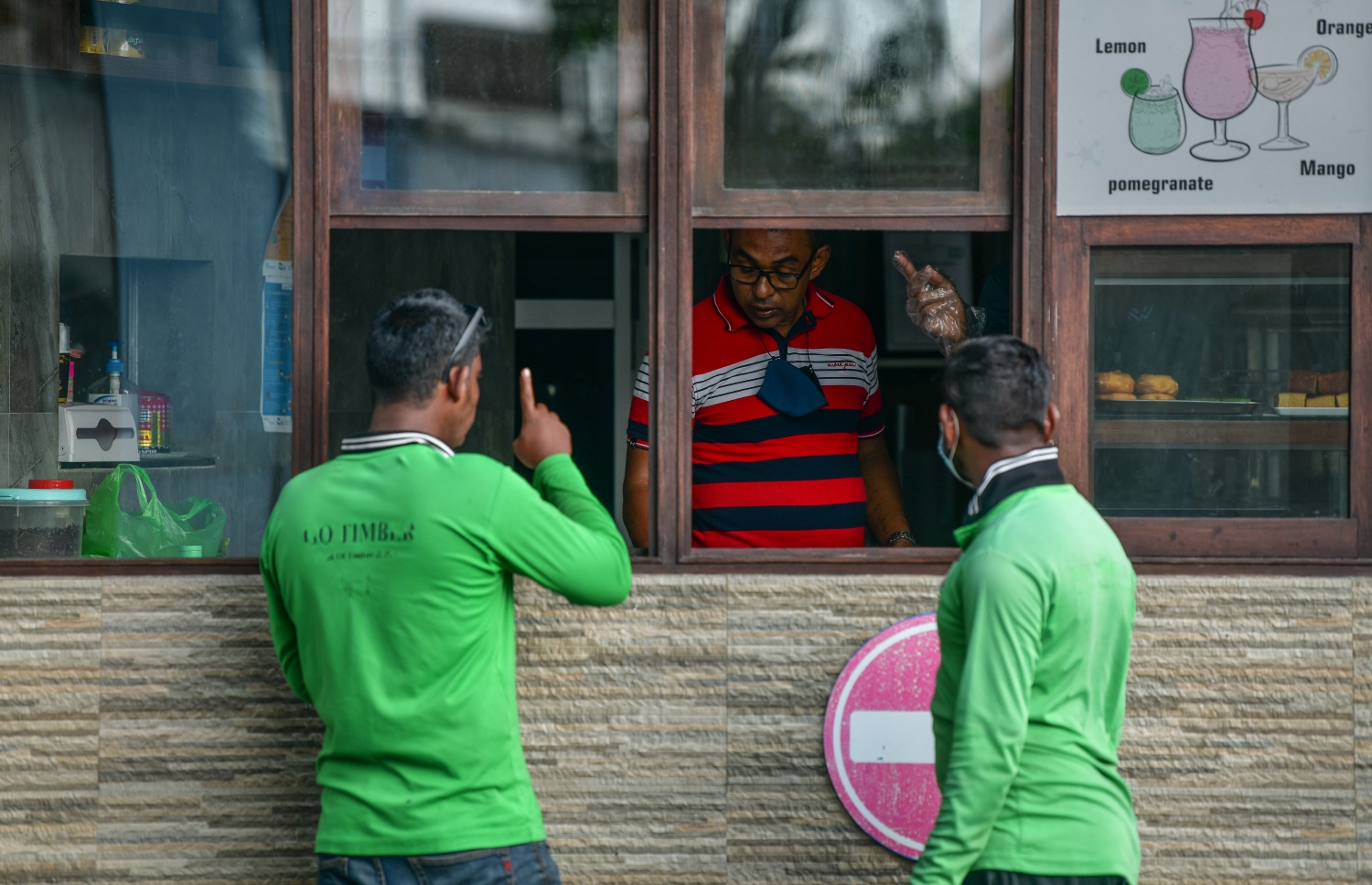 މާލެ: ޖޫން 21، 2020: މާލެ ސަރަހައްދަށް އިއުލާން ކޮށްފައިވާ ލޮކްޑައުން އަށް ލުޔެއް ދިނުމާއެކު، ކޮފީ ޝޮޕެއް ކައިރީގައި ދެމީހަކު މަޑުކޮށްލައިގެން.-- ފޮޓޯ: ނިޝާން އަލީ /މިހާރު