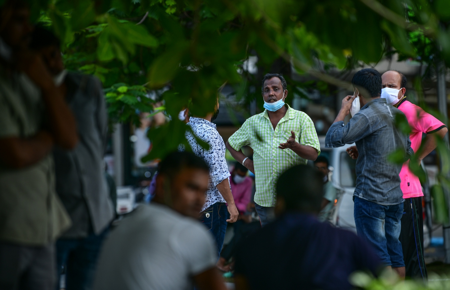 މާލެ: ޖޫން 21، 2020: މާލެ ސަރަހައްދަށް އިއުލާން ކޮށްފައިވާ ލޮކްޑައުން އަށް ލުޔެއް ދިނުމާއެކު، ޖުމްހޫރީ މައިދާނުގައި ގިނަ ބަޔަކު އެއްތަނެއްގައި އެއްވެސް ގައިދުރު ކުރުމެއް ނެތި މަޑުކޮށްލައިގެން.-- ފޮޓޯ: ނިޝާން އަލީ /މިހާރު