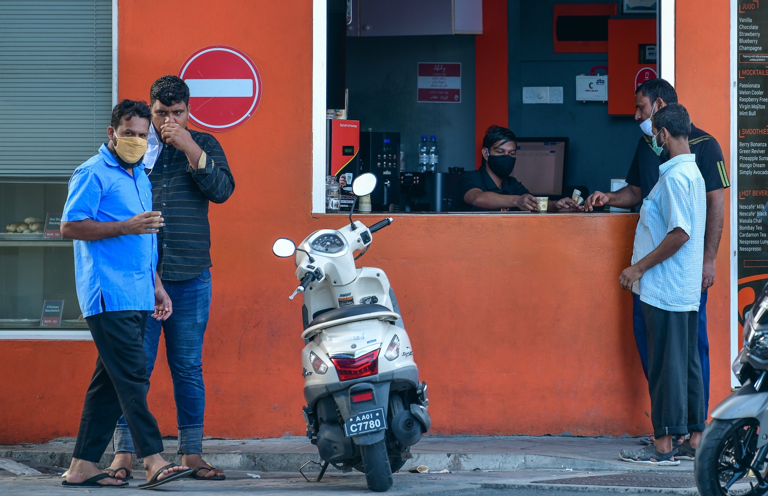 މާލެ: ޖޫން 21، 2020: މާލެ ސަރަހައްދަށް އިއުލާން ކޮށްފައިވާ ލޮކްޑައުން އަށް ލުޔެއް ދިނުމާއެކު، ކޮފީ ޝޮޕެއް ކައިރީގައި ބަޔަކު އެއްވެސް ގައިދުރު ކުރުމެއް ނެތި ކޮފީ ބޯން މަޑުކޮށްލައިގެން.-- ފޮޓޯ: ނިޝާން އަލީ /މިހާރު