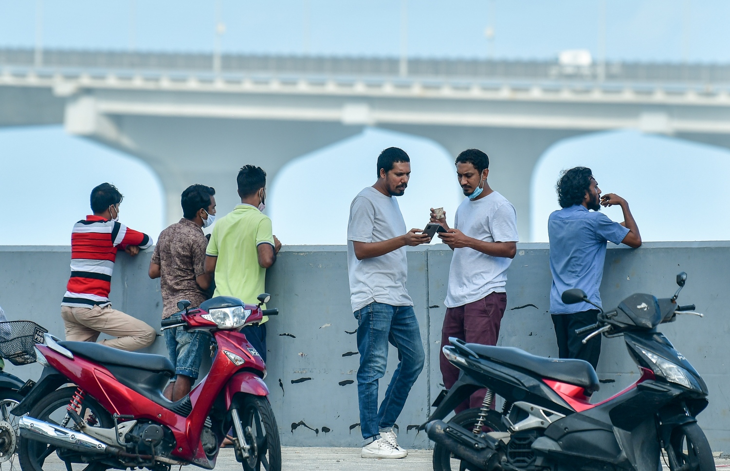 މާލެ: ޖޫން 21، 2020: މާލެ ސަރަހައްދަށް އިއުލާން ކޮށްފައިވާ ލޮކްޑައުން އަށް ލުޔެއް ދިނުމާއެކު، ރާޅުގަނޑު ސަރަހައްދުގައި ބަޔަކު އެއްވެސް ގައިދުރު ކުރުމެއް ނެތި ކޮފީ ބޯން މަޑުކޮށްލައިގެން.-- ފޮޓޯ: ނިޝާން އަލީ /މިހާރު