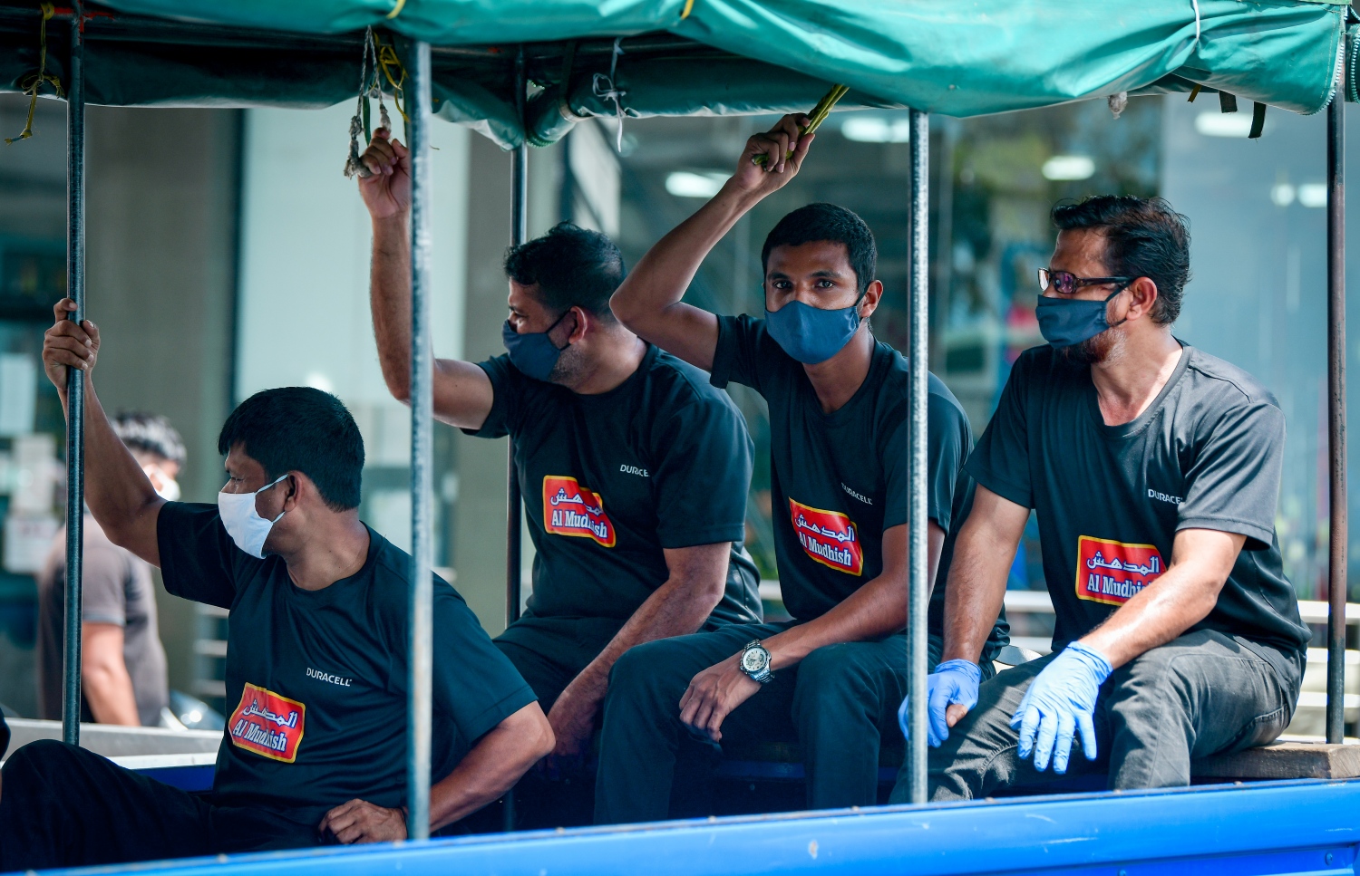 މާލެ: ޖޫން 21، 2020: މާލެ ސަރަހައްދަށް އިއުލާން ކޮށްފައިވާ ލޮކްޑައުން އަށް ލުޔެއް ދިނުމާއެކު، ޕިކަޕެއް ތެރޭގައި ބަޔަކު އެއްވެސް ގައިދުރު ކުރުމެއް ނެތި އިށީންދެލައިގެން.-- ފޮޓޯ: ނިޝާން އަލީ /މިހާރު