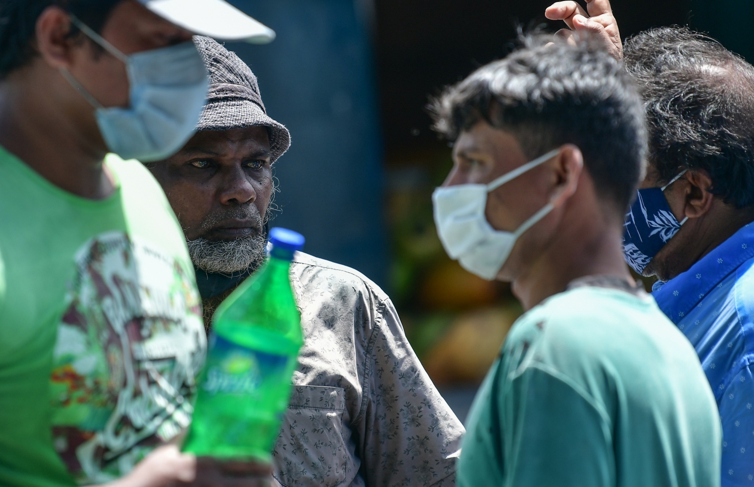 މާލެ: ޖޫން 21، 2020: މާލެ ސަރަހައްދަށް އިއުލާން ކޮށްފައިވާ ލޮކްޑައުން އަށް ލުޔެއް ދިނުމާއެކު، ބާޒާރުމަތީގައި  ގިނަ ބަޔަކު އެއްތަނެއްގައި އެއްވެސް ގައިދުރު ކުރުމެއް ނެތި މަޑުކޮށްލައިގެން.-- ފޮޓޯ: ނިޝާން އަލީ /މިހާރު