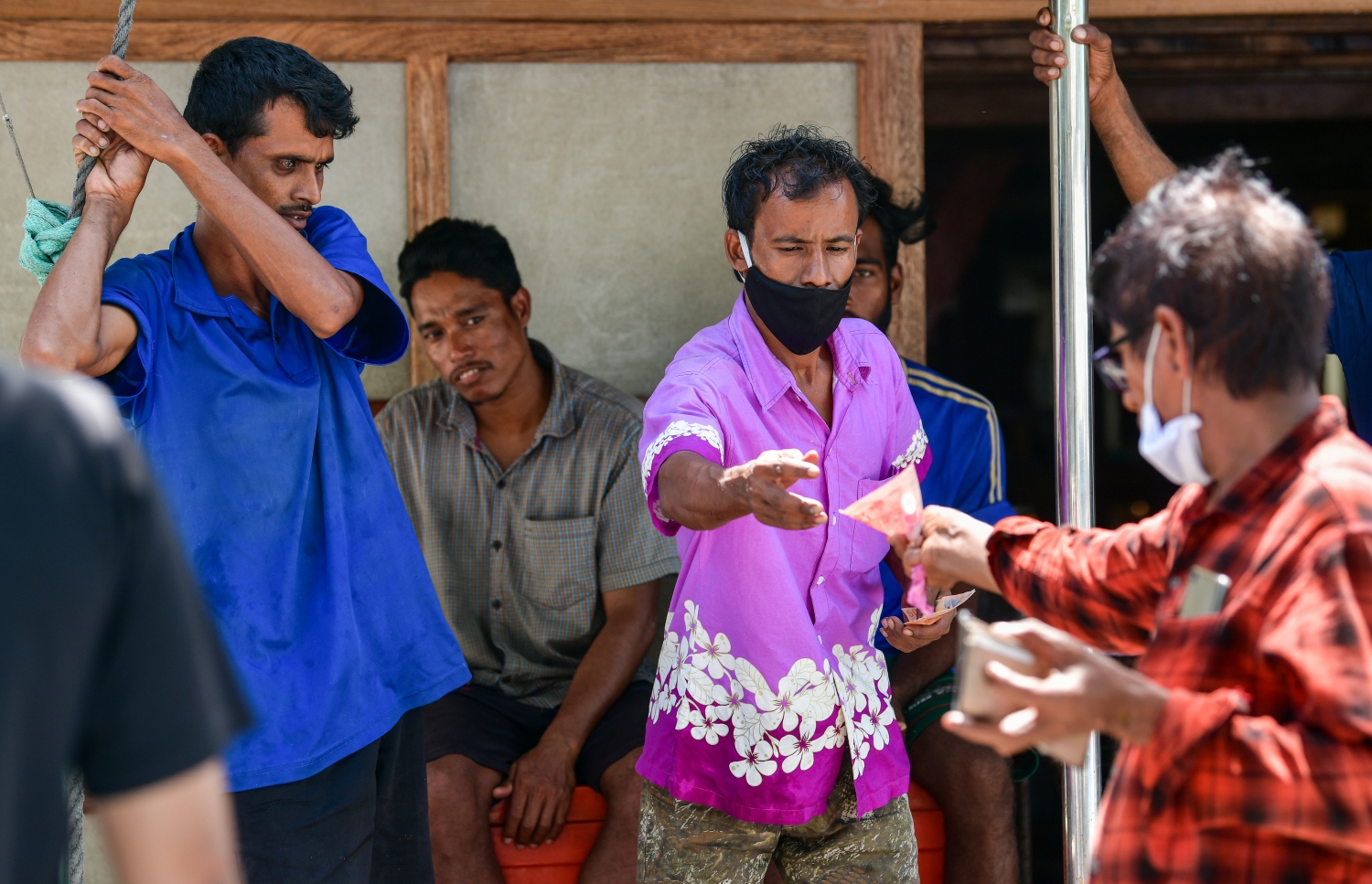 މާލެ: ޖޫން 21، 2020: މާލެ ސަރަހައްދަށް އިއުލާން ކޮށްފައިވާ ލޮކްޑައުން އަށް ލުޔެއް ދިނުމާއެކު، ބިދޭސީންތަކެއް ބާޒާރުމަތީގައި، އެއްބަޔަކު މާސްކު އަޅައިގެން ހުރި އިރު އަނެއްބަޔަކު ތިބީ މާސްކުނާޅާ.-- ފޮޓޯ: ނިޝާން އަލީ /މިހާރު