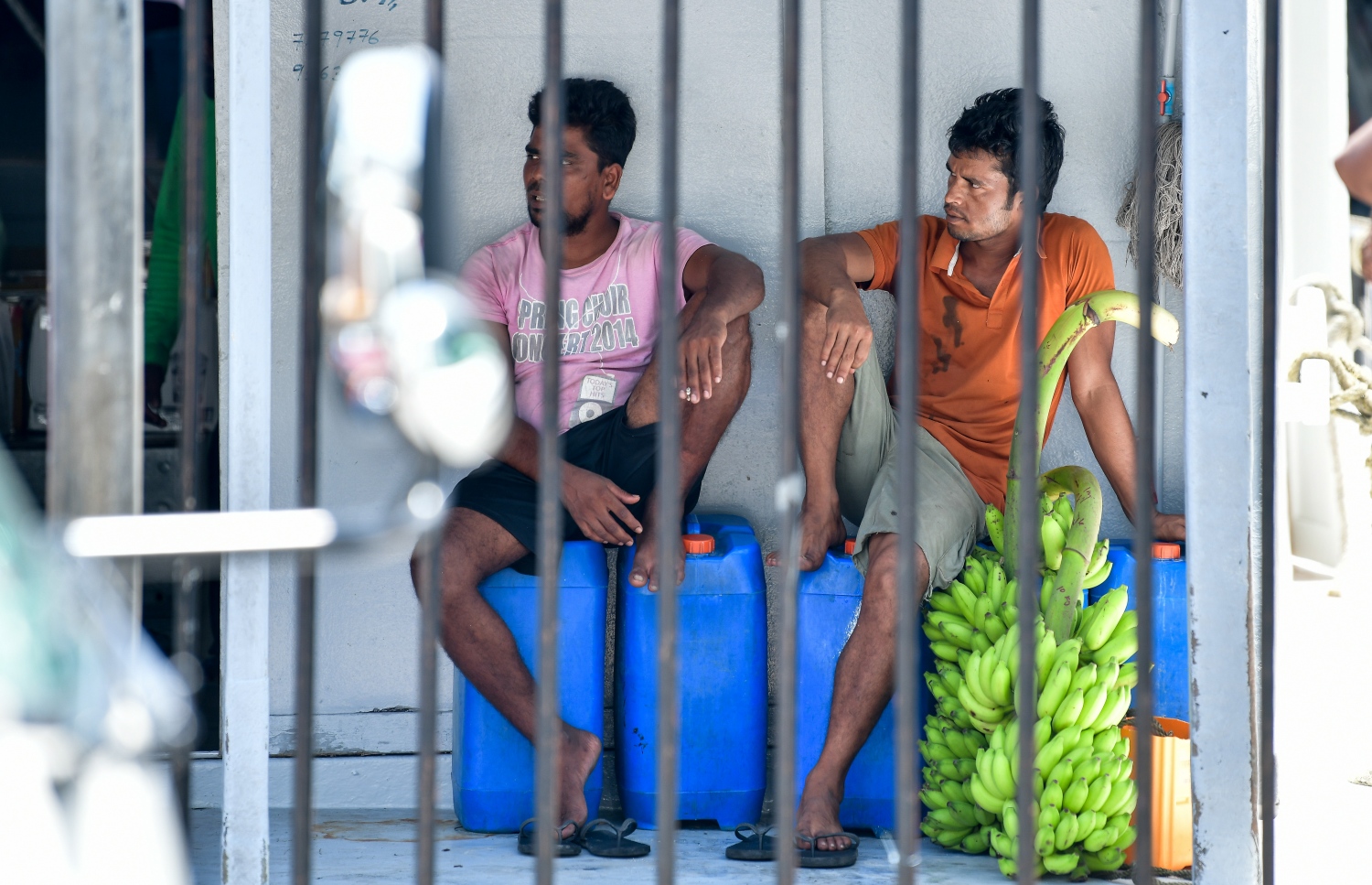 މާލެ: ޖޫން 21، 2020: ބާޒާރުމަތީގައި ހުރި ހަންތަކެއް މަތީގައި ދެ ބިދޭސީއަކު އިށީންދެލައިގެން.-- ފޮޓޯ: ނިޝާން އަލީ /މިހާރު