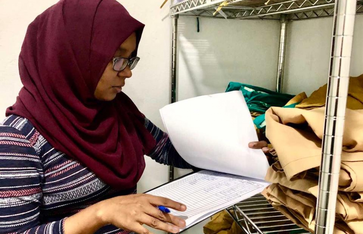 ދުންޔާ މަސައްކަތުގައި: މާޗު މަހުން ފެށިގެން އޭނާ މަސައްކަތް ކުރަމުން އަންނަނީ އެކި ފެސިލިޓީތަކުގައި، ކޮވިޑްގެ ބަލި މީހުންނަށް ހިދުމަތް ކުރުމުގައި