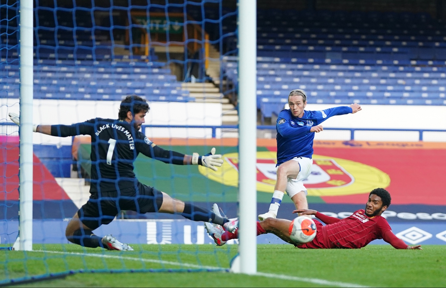 އެވަޓަންގެ ޓޮމް ޑޭވިސް ލިވަޕޫލްގެ ގޯލާ އަމާޒުކޮށް ބޯޅަ ފޮނުވާލަނީ. -- ފޮޓޯ: އޭއެފްޕީ