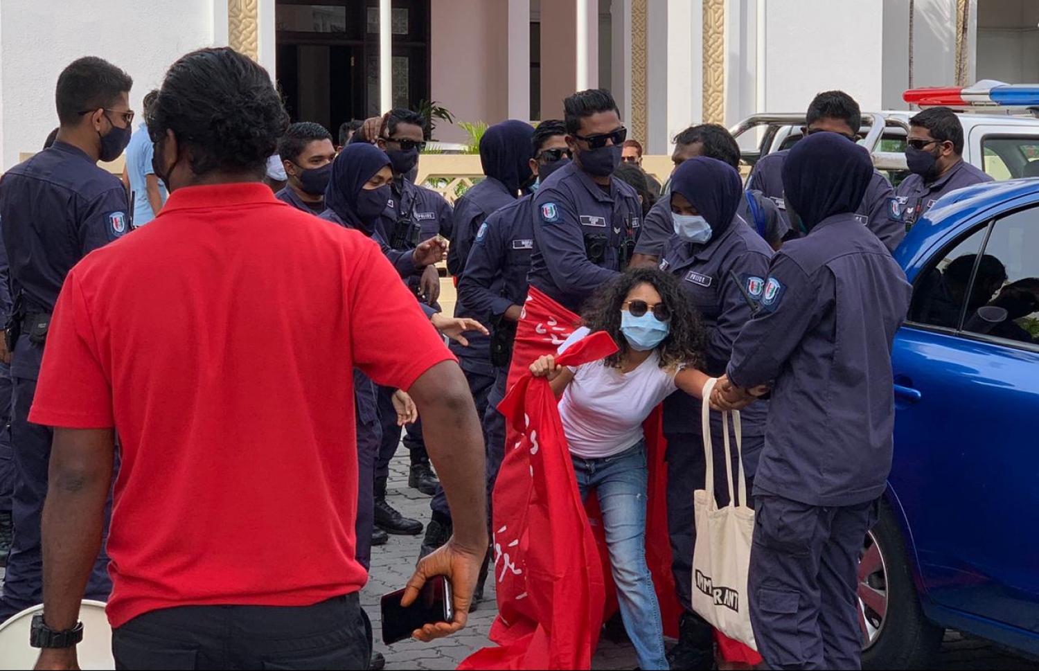 "ނަވާނަވައި" އިން މިއަދު މަޖިލިސް ކައިރި ކުރި މުޒާހަރާ ރޫޅާލުމަށް ފުލުހުން ހަރަކާތްތެރި ވަނީ-- ފޮޓޯ: ނަވާނަވައި