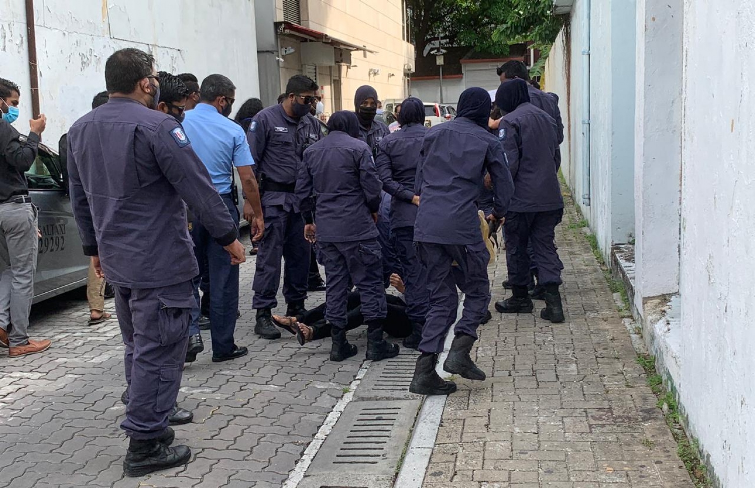 "ނަވާނަވައި" އިން މިއަދު މަޖިލިސް ކައިރި ކުރި މުޒާހަރާ ރޫޅާލުމަށް ފުލުހުން ހަރަކާތްތެރި ވަނީ-- ފޮޓޯ: ނަވާނަވައި