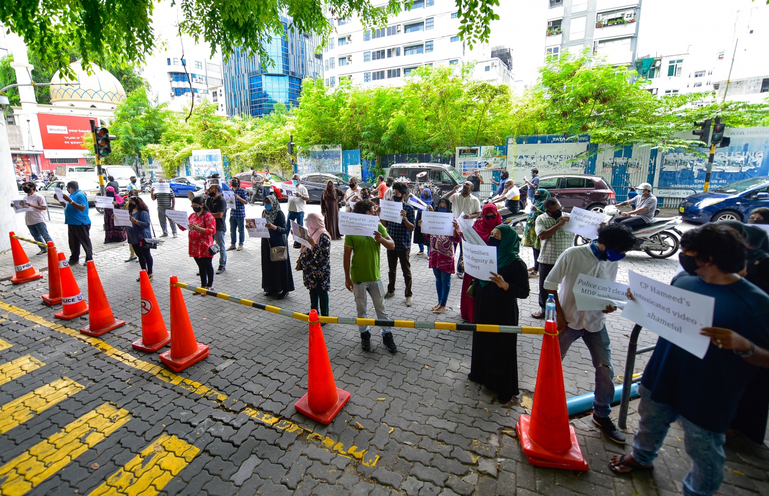 ފުލުހުންގެ ދިފާއުގައި އިދިކޮޅުން މުޒާހަރާ ކުރަނީ: އެމީހުން ވަނީ ފުލުހުންގެ އަގު ވައްޓާލަން ކުރާ މަސައްކަތް ހުއްޓާލަން ގޮވައިލައިފައި-- ފޮޓޯ؛ އަހުމަދު އަވްޝަން/ މިހާރު