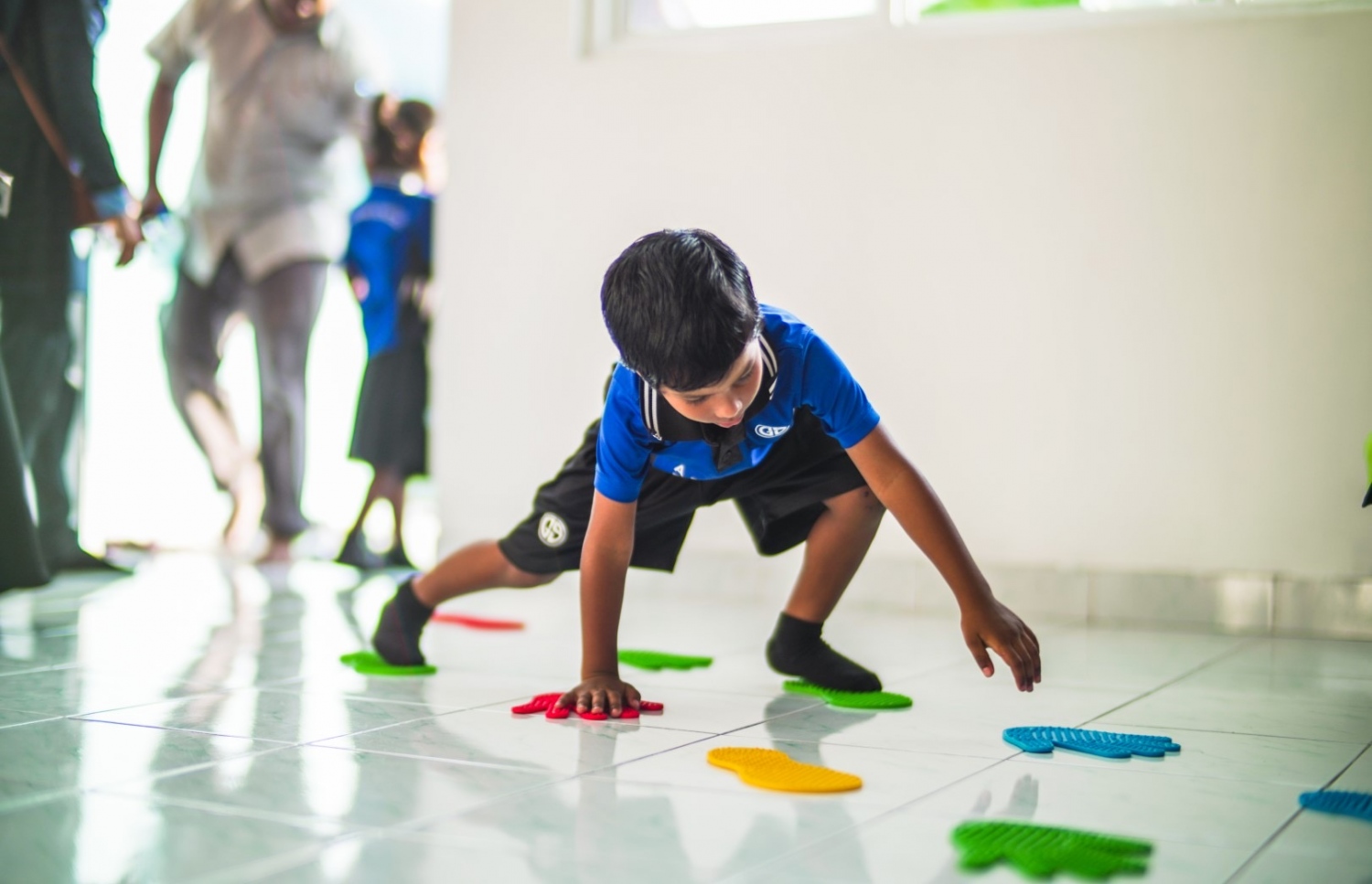 ކޮމިއުނިޓީ ފަންޑުގެ އެހީގައި ތަރައްގީ ކުރި ކްލާސްރޫމެއްގައި ކުޑަކުއްޖަކު ކުޅެނީ-- ފޮޓޯ:މިހާރު