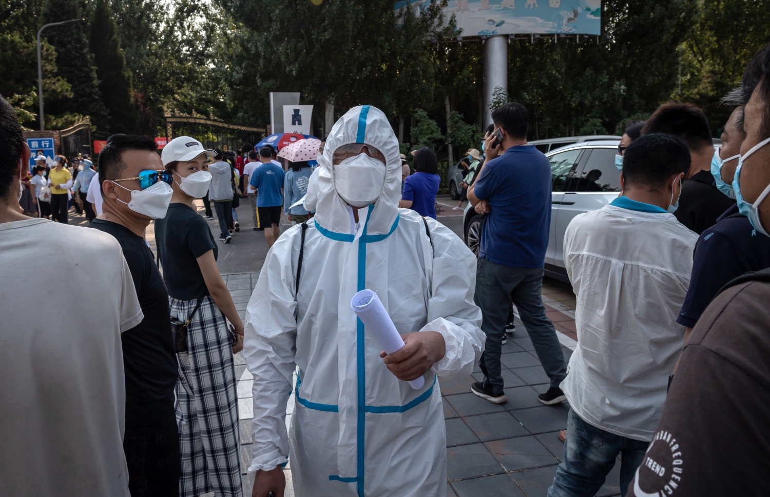 ބެއިޖިންގައި ކޮވިޑް-19 އަށް ޓެސްޓް ކުރަން ގޮސް ތިބި ބަޔަކަށް މެޑިކަލް ވޯކަރަކު އެހީތެރި ވަނީ. --ފޮޓޯ:އޭއެފްޕީ