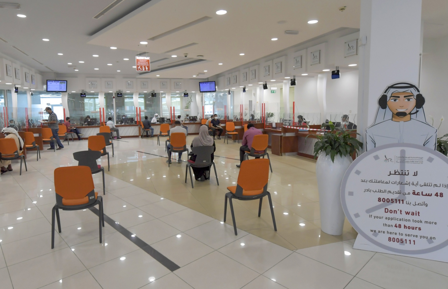 ދުބާއީގެ ޕާސްޓްސް ޑިޕާޓްމަންޓުގައި ސޯޝަލް ޑިސްޓެންސިންއާ އެއްގޮތަށް ގޮނޑިތައް އަތުރާފައި: ލޮކްޑައުން އަށް ލުއި ދިނުމާ އެކު ސިވިލް ސާވަންޓުން ވަނީ ވަޒީފާ އަށް ނުކުންނަން ފަށާފައި. --ފޮޓޯ:އޭއެފްޕީ