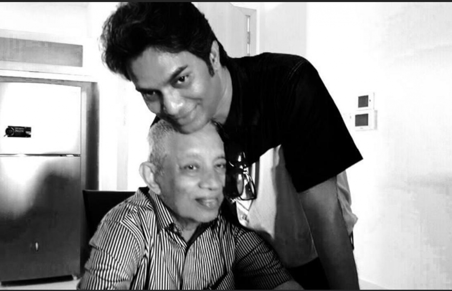 ޖަނާ އޭނާގެ ބައްޕާފުޅާއެކު: މާވެޔޮ މިސްކިތް ހަދާފައިވަނީ ބައްޕާފުޅުގެ ހަނދާނުގައި-- ފޮޓޯ: ޖަނާ