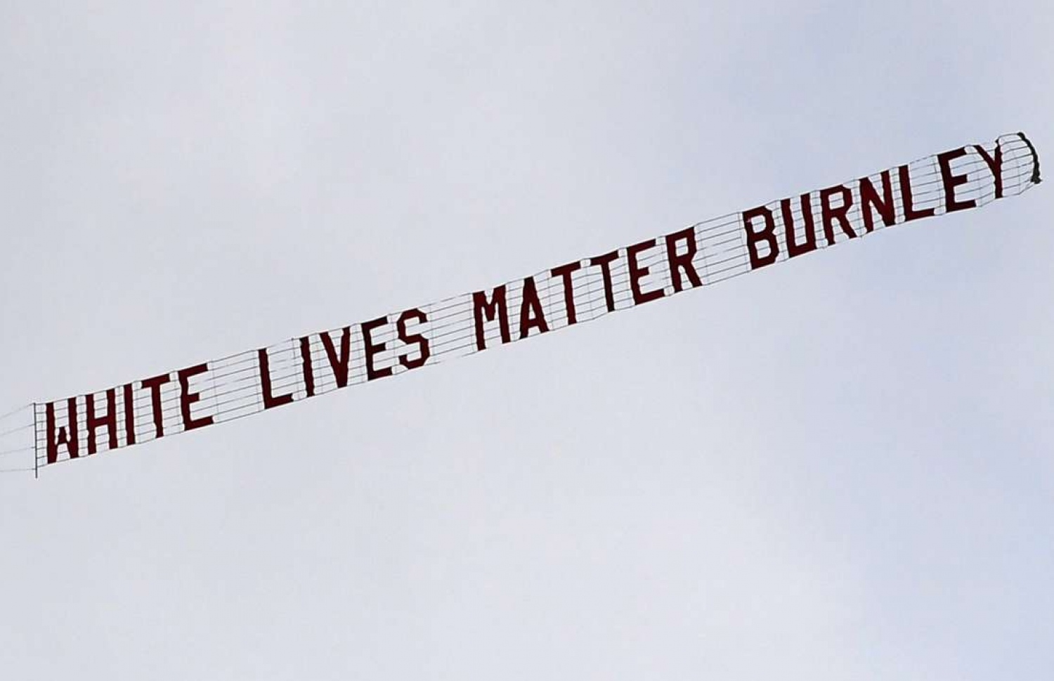 ރޭގެ މެޗުގެ ތެރެއިން ބާންލީ ސަޕޯޓަރުން ދެމި ބެނާ.