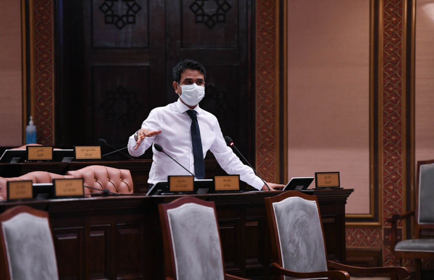 މިއަދުގެ ޖަލްސާގައި ހޯރަފުށީ ދާއިރާގެ މެމްބަރު އަހުމަދު ސަލީމް ބަހުސް ކުރައްވަނީ: އޭނާ ވިދާޅުވީ ތަފާސްހިސާބަށް މިނިވަން މުއައްސަސާއެއް އުފައްދަން ނުޖެހޭ ކަމަށް-- ފޮޓޯ: މަޖިލިސް