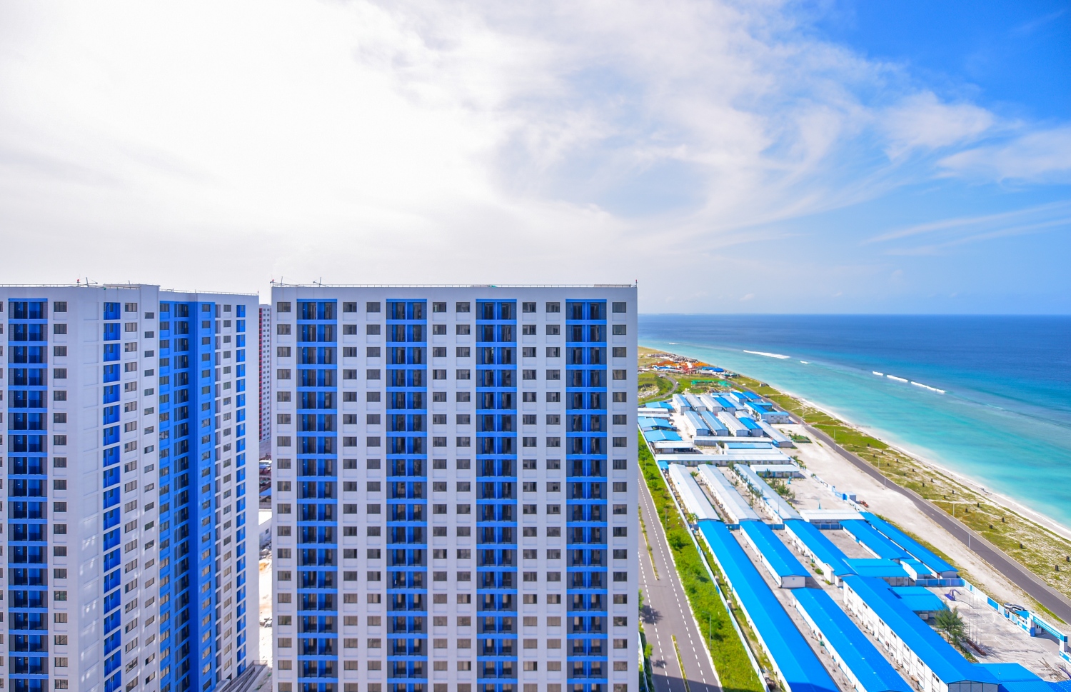 މާލެ: ޖޫން 24، 2020: ހިޔާ ފްލެޓުތައް މީޑިއާ އަށް ދައްކާލުން: ފްލެޓުތަކުގެ މަސައްކަތް 90 ޕަސެންޓް ވަނީ ނިމިފައި، މި އަހަރު ފަހުކޮޅު ފްލެޓުގެ ހައްގުވެރިންނަށް ފްލެޓުތައް ހަވާލުކުރެވޭނެ ކަމަށް އެޗްޑިސީން ބުނޭ. ކޮމާޝަލް ކަންތައްތަކަށް ގްރައުންޑް ފްލޯ ހާއްސަކުރުމުން 7،000 ފްލެޓްގެ އަދަދު މިހާރު ވަނީ 6،720 އަށް މަދުވެފައި.-- ފޮޓޯތައް: އަހުމަދު އަވްޝަން އިލްޔާސް /މިހާރު