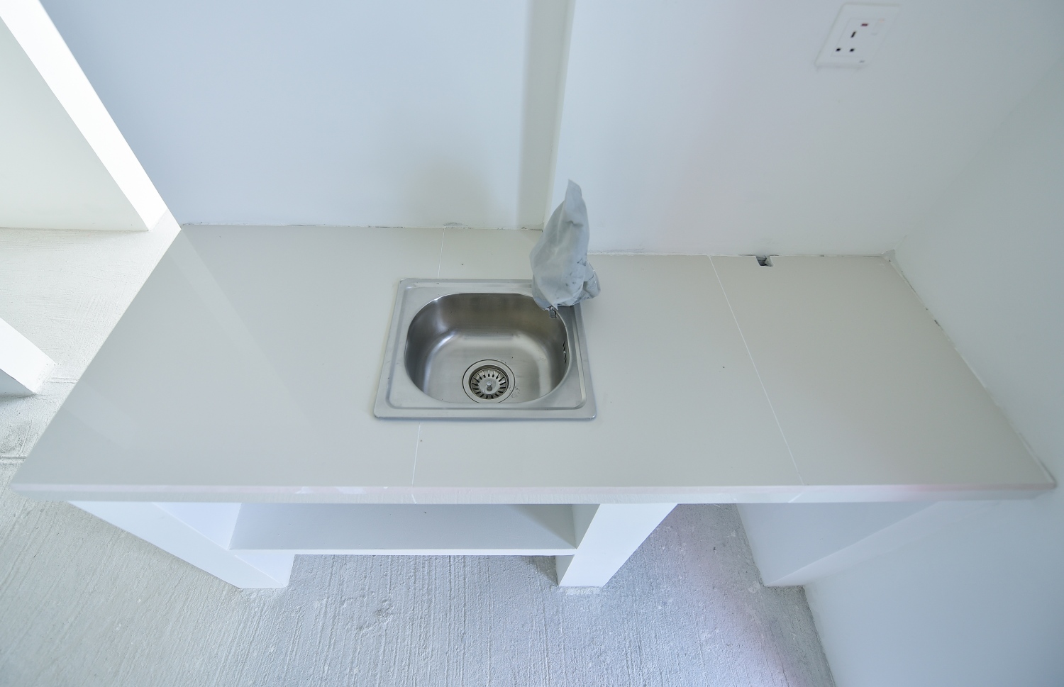 މާލެ: ޖޫން 24، 2020: ހިޔާ ފްލެޓުތައް މީޑިއާ އަށް ދައްކާލުން: ފްލެޓުތަކުގެ މަސައްކަތް 90 ޕަސެންޓް ވަނީ ނިމިފައި، މި އަހަރު ފަހުކޮޅު ފްލެޓުގެ ހައްގުވެރިންނަށް ފްލެޓުތައް ހަވާލުކުރެވޭނެ ކަމަށް އެޗްޑިސީން ބުނޭ. ކޮމާޝަލް ކަންތައްތަކަށް ގްރައުންޑް ފްލޯ ހާއްސަކުރުމުން 7،000 ފްލެޓްގެ އަދަދު މިހާރު ވަނީ 6،720 އަށް މަދުވެފައި.-- ފޮޓޯތައް: އަހުމަދު އަވްޝަން އިލްޔާސް /މިހާރު