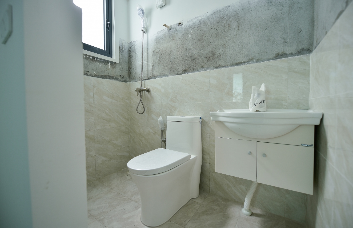 މާލެ: ޖޫން 24، 2020: ހިޔާ ފްލެޓުތައް މީޑިއާ އަށް ދައްކާލުން: ފްލެޓުތަކުގެ މަސައްކަތް 90 ޕަސެންޓް ވަނީ ނިމިފައި، މި އަހަރު ފަހުކޮޅު ފްލެޓުގެ ހައްގުވެރިންނަށް ފްލެޓުތައް ހަވާލުކުރެވޭނެ ކަމަށް އެޗްޑިސީން ބުނޭ. ކޮމާޝަލް ކަންތައްތަކަށް ގްރައުންޑް ފްލޯ ހާއްސަކުރުމުން 7،000 ފްލެޓްގެ އަދަދު މިހާރު ވަނީ 6،720 އަށް މަދުވެފައި.-- ފޮޓޯތައް: އަހުމަދު އަވްޝަން އިލްޔާސް /މިހާރު