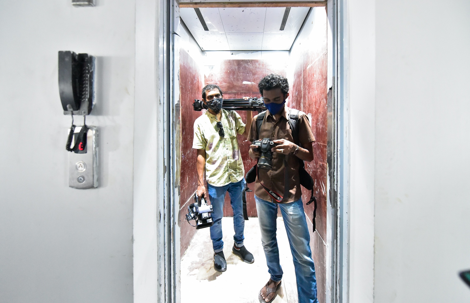 މާލެ: ޖޫން 24، 2020: ހިޔާ ފްލެޓުތައް މީޑިއާ އަށް ދައްކާލުން: ފްލެޓުތަކުގެ މަސައްކަތް 90 ޕަސެންޓް ވަނީ ނިމިފައި، މި އަހަރު ފަހުކޮޅު ފްލެޓުގެ ހައްގުވެރިންނަށް ފްލެޓުތައް ހަވާލުކުރެވޭނެ ކަމަށް އެޗްޑިސީން ބުނޭ. ކޮމާޝަލް ކަންތައްތަކަށް ގްރައުންޑް ފްލޯ ހާއްސަކުރުމުން 7،000 ފްލެޓްގެ އަދަދު މިހާރު ވަނީ 6،720 އަށް މަދުވެފައި.-- ފޮޓޯތައް: އަހުމަދު އަވްޝަން އިލްޔާސް /މިހާރު