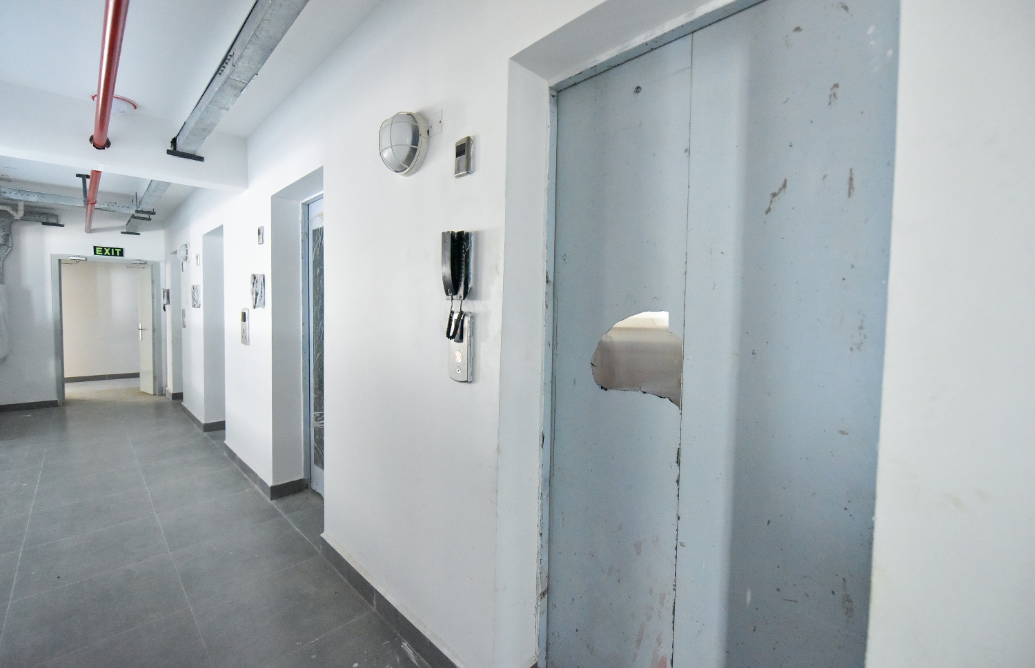 މާލެ: ޖޫން 24، 2020: ހިޔާ ފްލެޓުތައް މީޑިއާ އަށް ދައްކާލުން: ފްލެޓުތަކުގެ މަސައްކަތް 90 ޕަސެންޓް ވަނީ ނިމިފައި، މި އަހަރު ފަހުކޮޅު ފްލެޓުގެ ހައްގުވެރިންނަށް ފްލެޓުތައް ހަވާލުކުރެވޭނެ ކަމަށް އެޗްޑިސީން ބުނޭ. ކޮމާޝަލް ކަންތައްތަކަށް ގްރައުންޑް ފްލޯ ހާއްސަކުރުމުން 7،000 ފްލެޓްގެ އަދަދު މިހާރު ވަނީ 6،720 އަށް މަދުވެފައި.-- ފޮޓޯތައް: އަހުމަދު އަވްޝަން އިލްޔާސް /މިހާރު