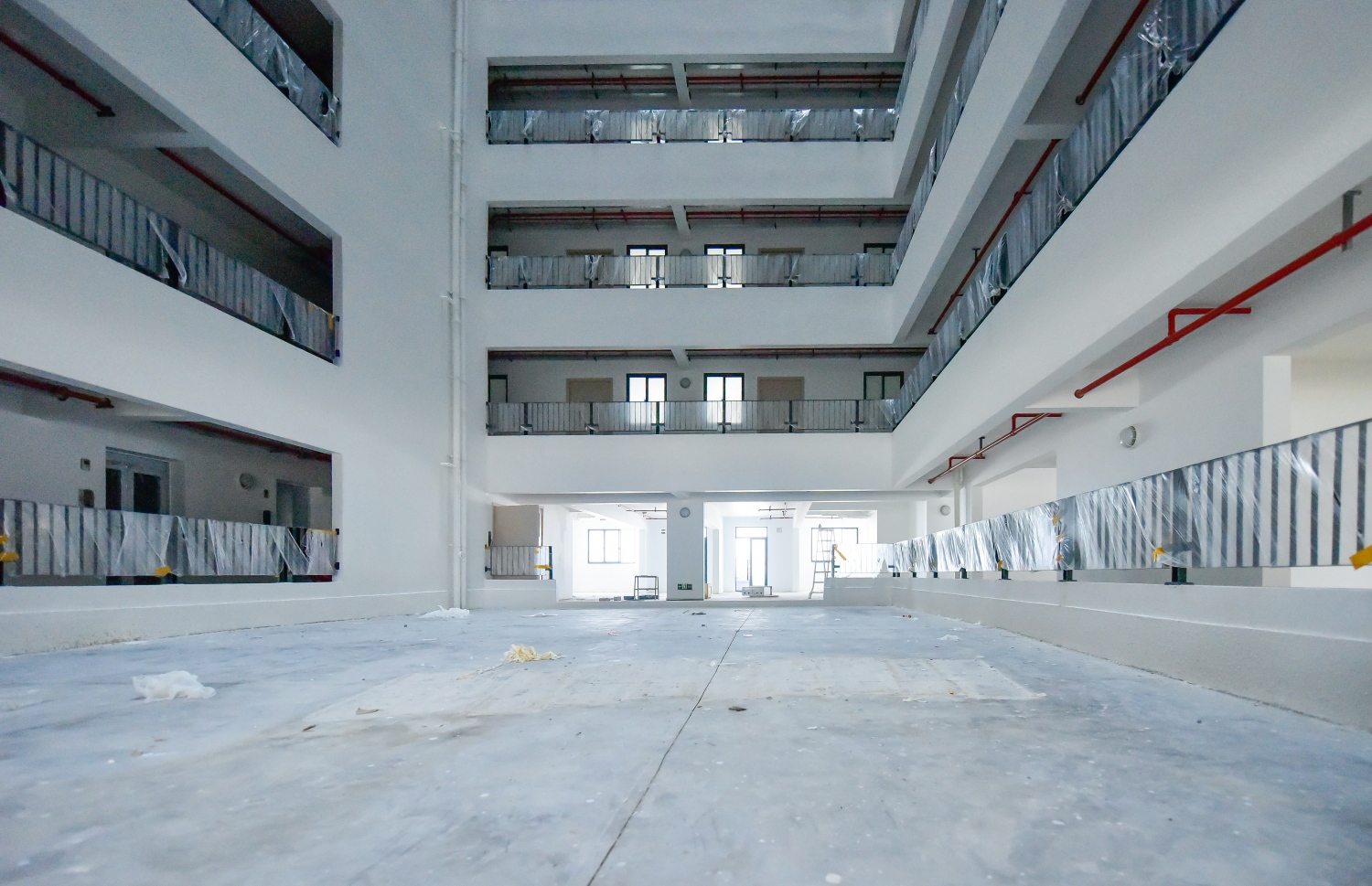 މާލެ: ޖޫން 24، 2020: ހިޔާ ފްލެޓުތައް މީޑިއާ އަށް ދައްކާލުން: ފްލެޓުތަކުގެ މަސައްކަތް 90 ޕަސެންޓް ވަނީ ނިމިފައި، މި އަހަރު ފަހުކޮޅު ފްލެޓުގެ ހައްގުވެރިންނަށް ފްލެޓުތައް ހަވާލުކުރެވޭނެ ކަމަށް އެޗްޑިސީން ބުނޭ. ކޮމާޝަލް ކަންތައްތަކަށް ގްރައުންޑް ފްލޯ ހާއްސަކުރުމުން 7،000 ފްލެޓްގެ އަދަދު މިހާރު ވަނީ 6،720 އަށް މަދުވެފައި.-- ފޮޓޯތައް: އަހުމަދު އަވްޝަން އިލްޔާސް /މިހާރު