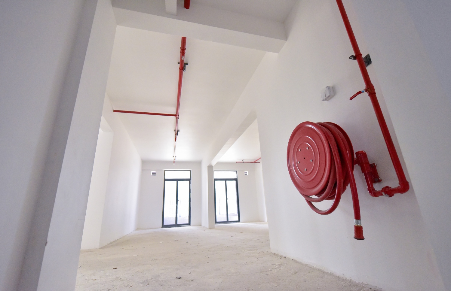 މާލެ: ޖޫން 24، 2020: ހިޔާ ފްލެޓުތައް މީޑިއާ އަށް ދައްކާލުން: ފްލެޓުތަކުގެ މަސައްކަތް 90 ޕަސެންޓް ވަނީ ނިމިފައި، މި އަހަރު ފަހުކޮޅު ފްލެޓުގެ ހައްގުވެރިންނަށް ފްލެޓުތައް ހަވާލުކުރެވޭނެ ކަމަށް އެޗްޑިސީން ބުނޭ. ކޮމާޝަލް ކަންތައްތަކަށް ގްރައުންޑް ފްލޯ ހާއްސަކުރުމުން 7،000 ފްލެޓްގެ އަދަދު މިހާރު ވަނީ 6،720 އަށް މަދުވެފައި.-- ފޮޓޯތައް: އަހުމަދު އަވްޝަން އިލްޔާސް /މިހާރު