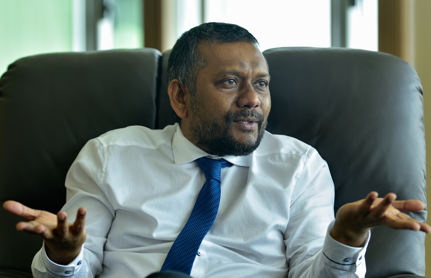 އިކޮނޮމިކް މިނިސްޓަރު ފައްޔާޒް އިސްމާއީލް. އެމްޑީޕީގެ ޕީޖީ ލީޑަރު އަލީ އާޒިމް ފައްޔާޒަށް މިއަދު ތުހުމަތުތަކެއް ކުރެއްވި