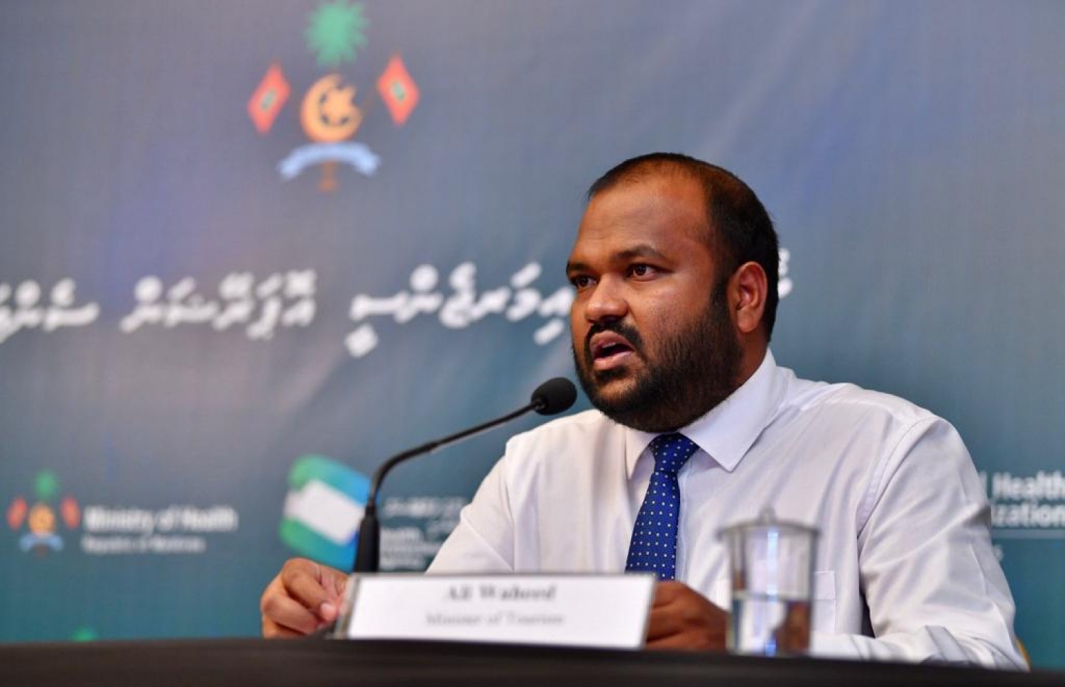 ރޭގެ މީޑިއާ ބްރީފިންގައި މިނިސްޓަރު އަލީ ވަހީދު ވާހަކަ ދައްކަވަނީ.