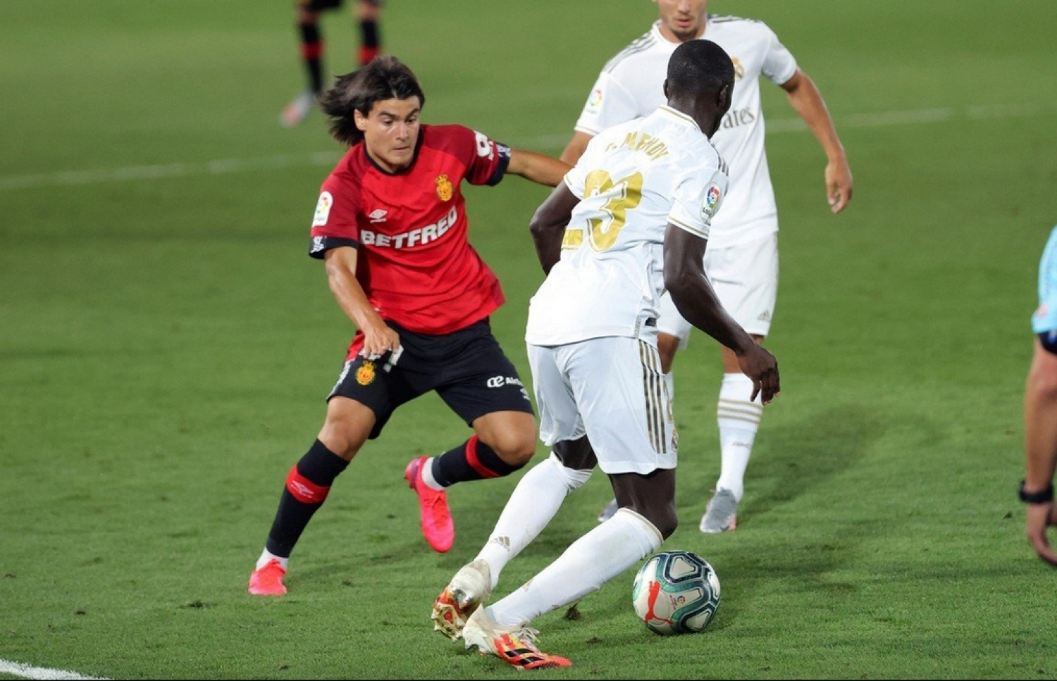 މަޔޯކާގެ ރޮމޭރޯ (ވ) ރެއާލުގެ ކުޅުންތެރިން ކައިރީ ބޯޅަ ހޯދަން މަސައްކަތްކުރަނީ. --ފޮޓޯ: އޭއެފްޕީ